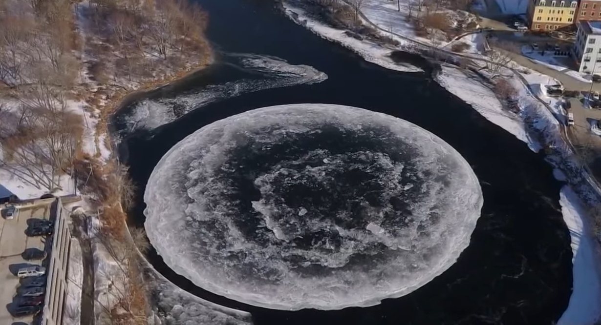 Egy hatalmas, kör alakú jégdarab pörög egy maine-i folyóban