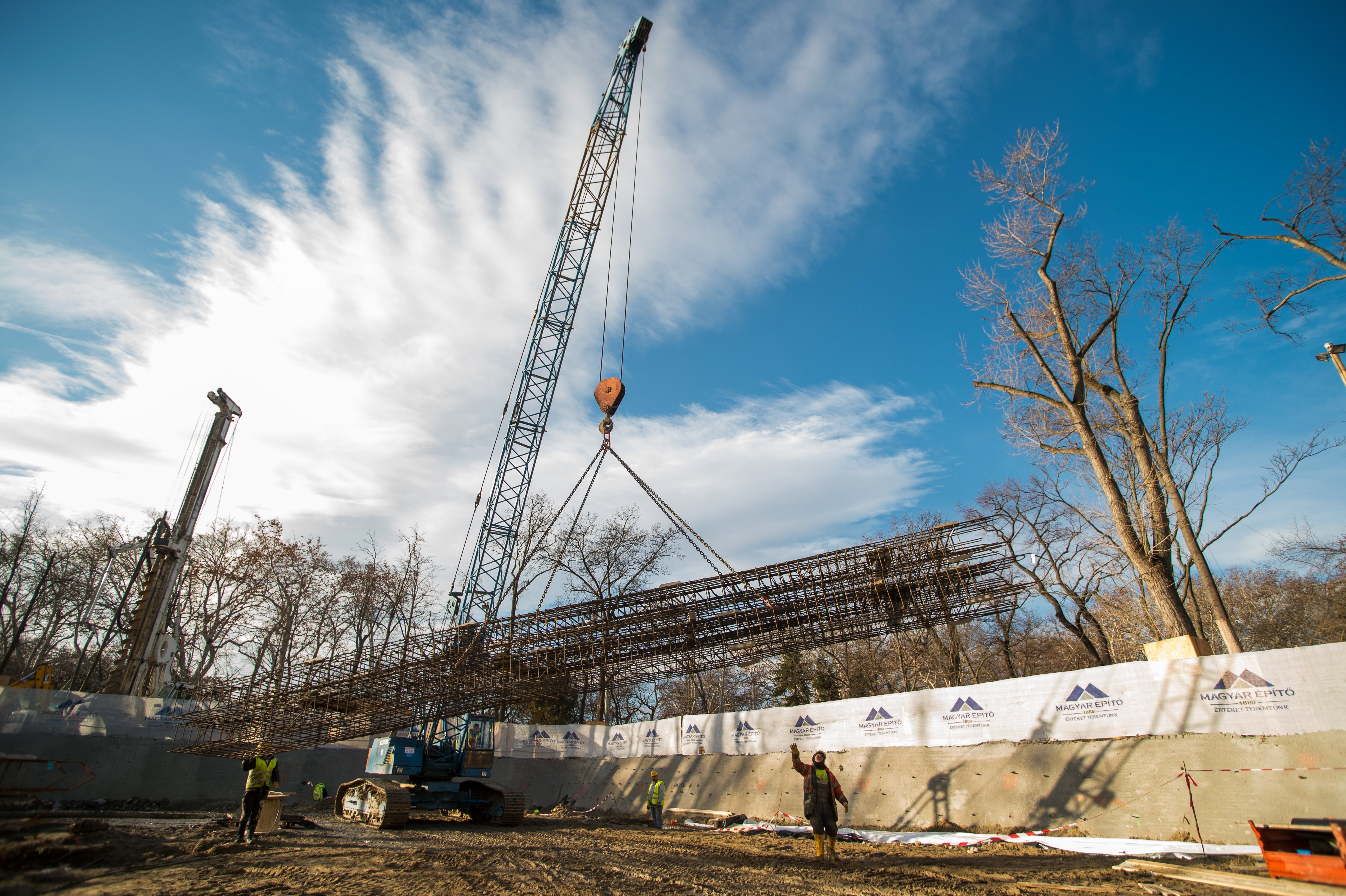 Betonacél szerkezetet emelnek helyére daruval szakemberek a Liget Budapest projekt keretében épülő Magyar Zene Háza építési területén a Városligetben 2019. január 16-án