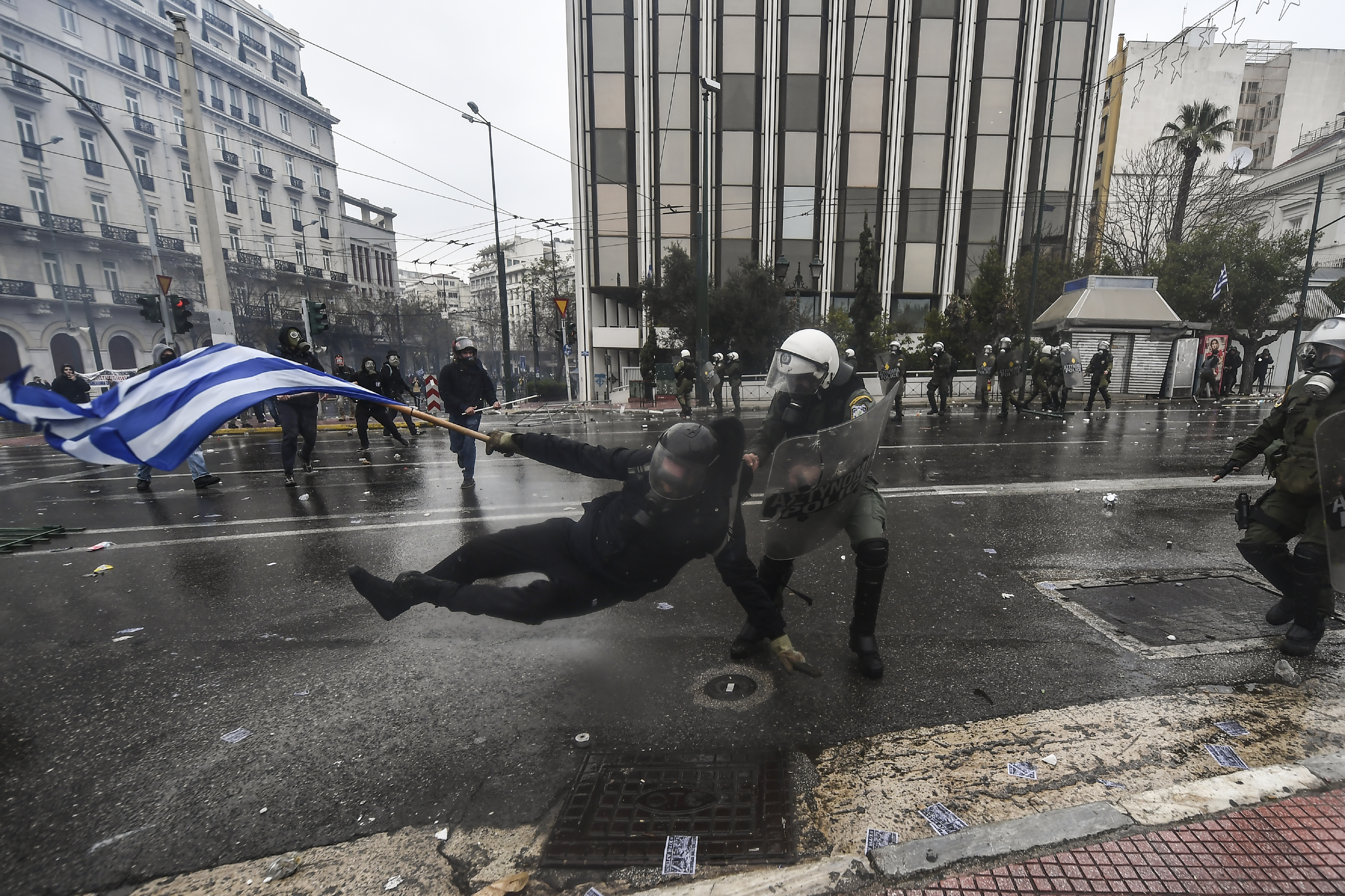Füstbe borult Athén, az utóbbi idők legnagyobb tüntetésén csaptak össze a rendőrökkel a demonstrálók