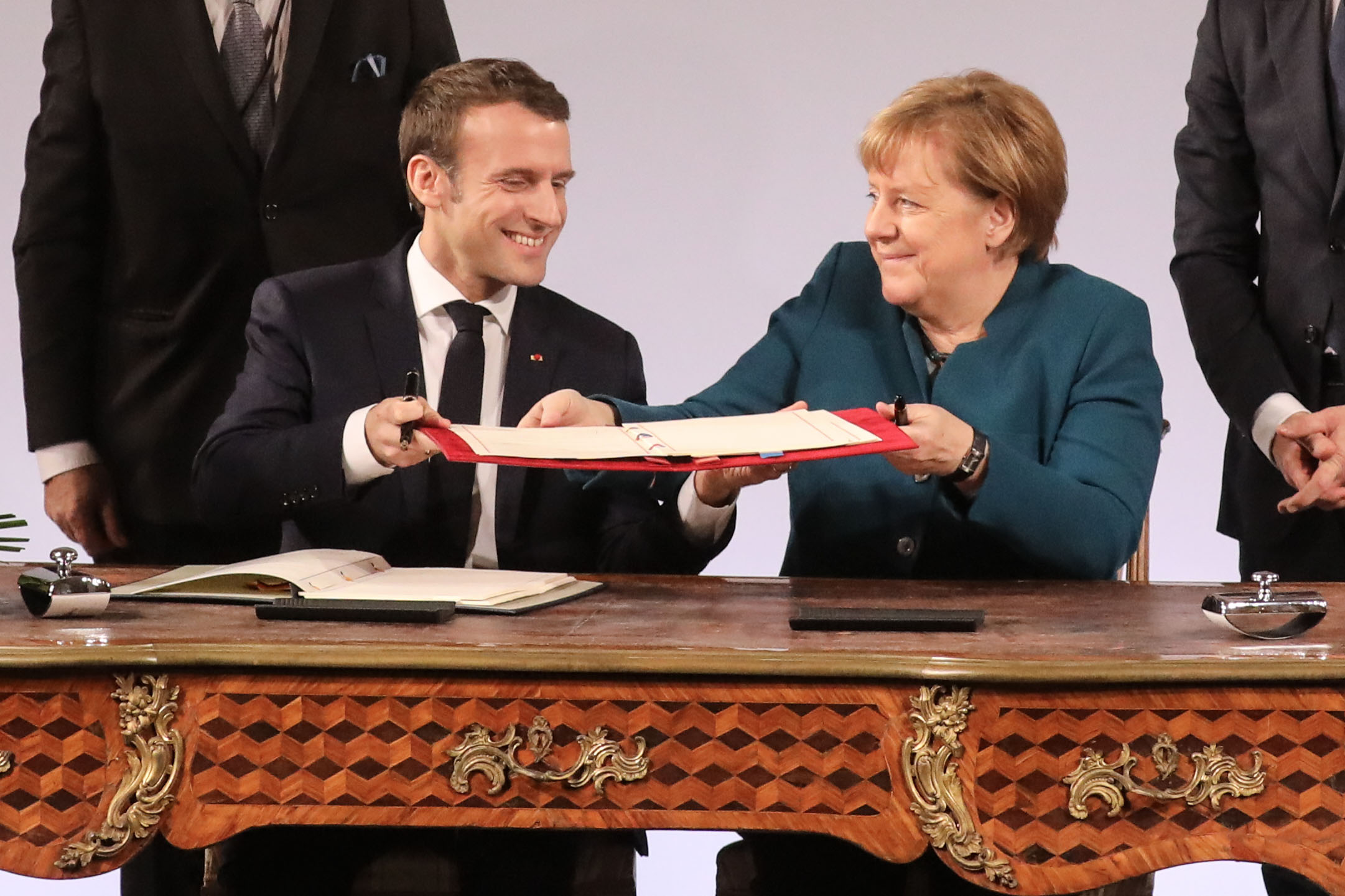Nagy szerződést írt alá Merkel és Macron