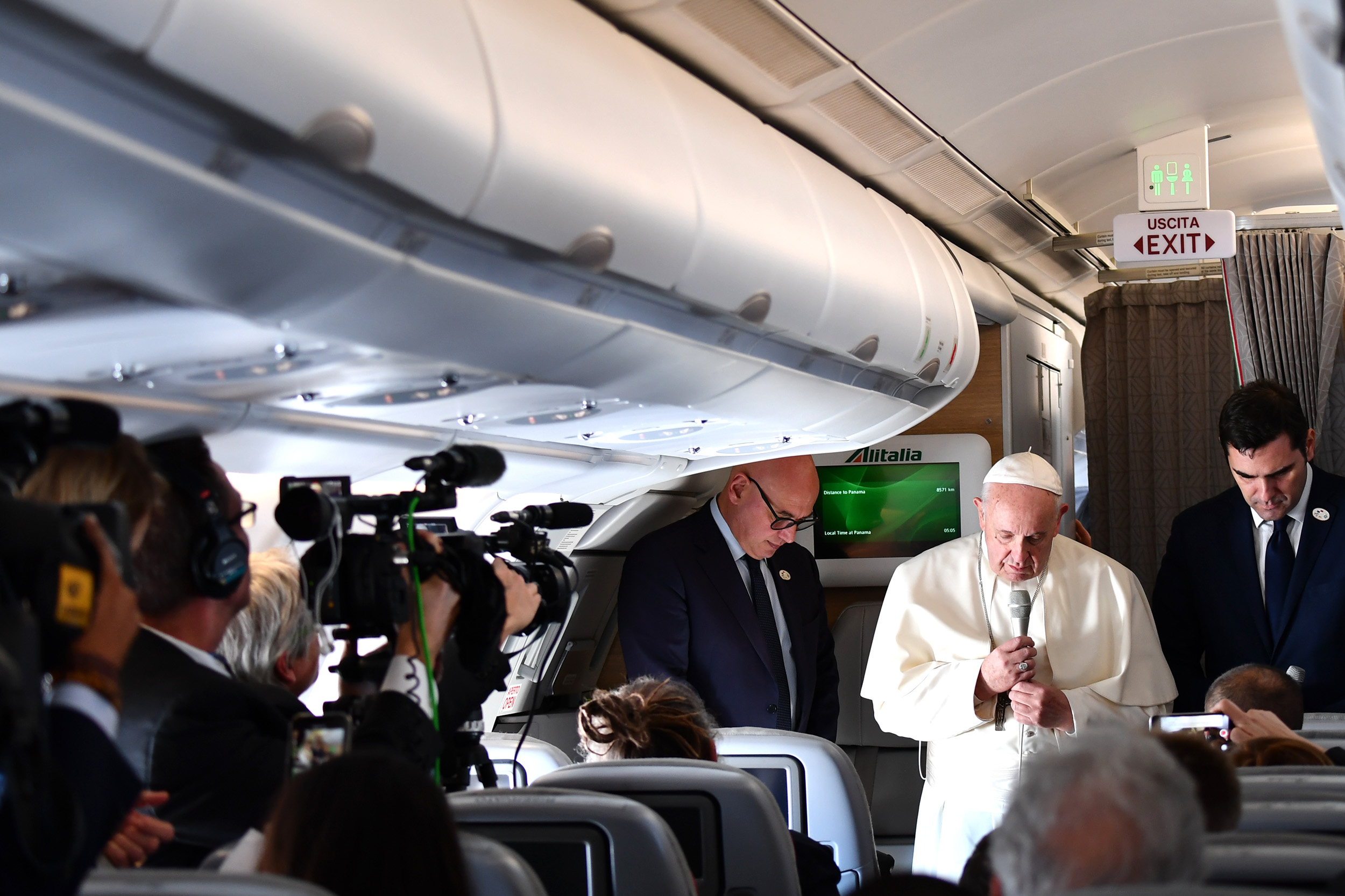 Ferenc pápa a Panamába tartó repülőn nyilatkozik újságíróknak