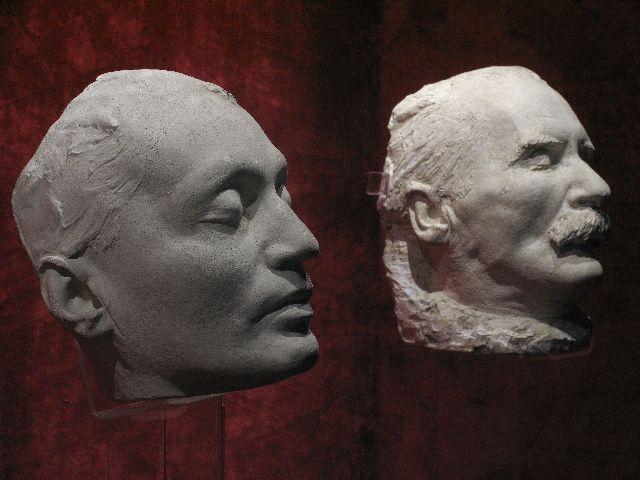 A Vedres-féle halotti maszk mellette Móricz Zsigmondé a Petőfi Irodalmi Múzeum egy korábbi kiállításán