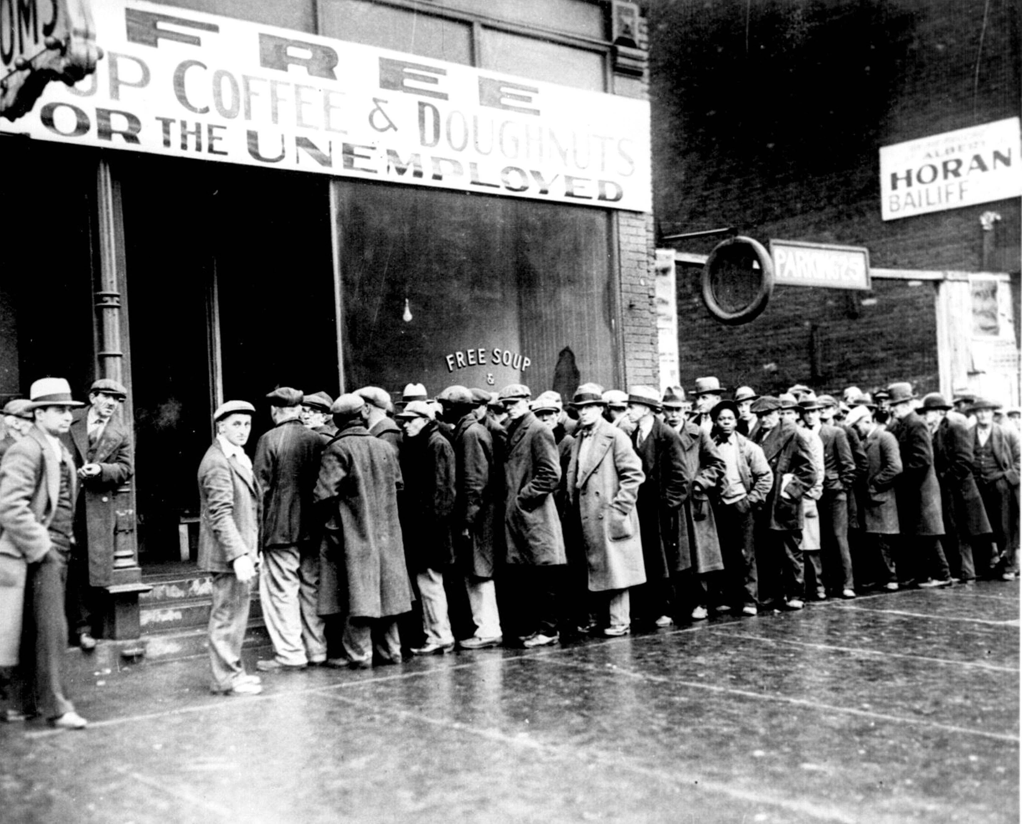 Munkanélküi férfiak állnak egy New York-i ingyenkonyha előtt a nagy gazdasági világválság idején