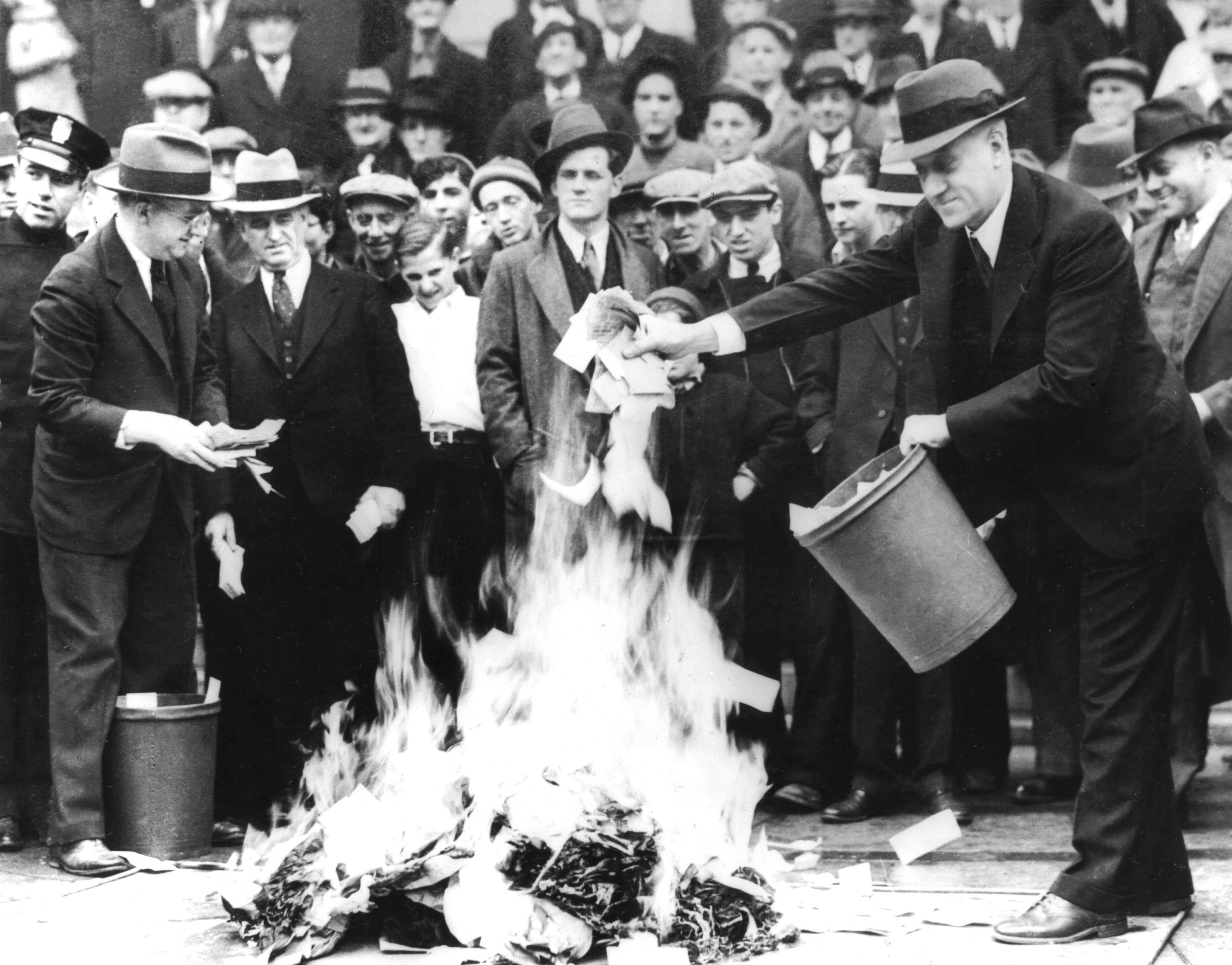 100 ezer dollárt égetnek el egy amerikai utcán 1933 áprilisában
