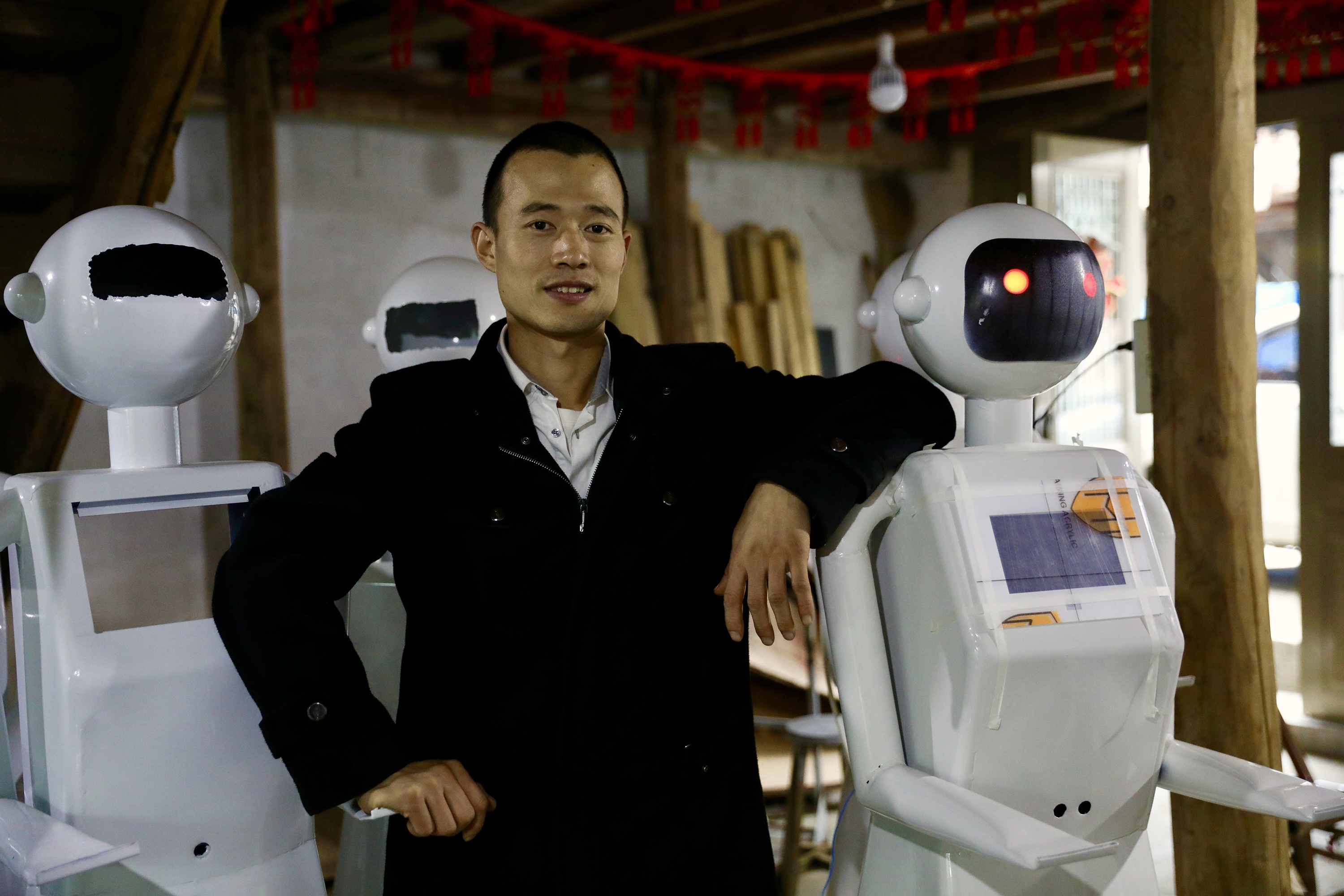 A középiskolát be sem fejező, 35 éves vencsoui lakos, Yang Yunlai abból gazdagodott meg, hogy saját építésű ételkihordó robotjait árulja a Taobaón