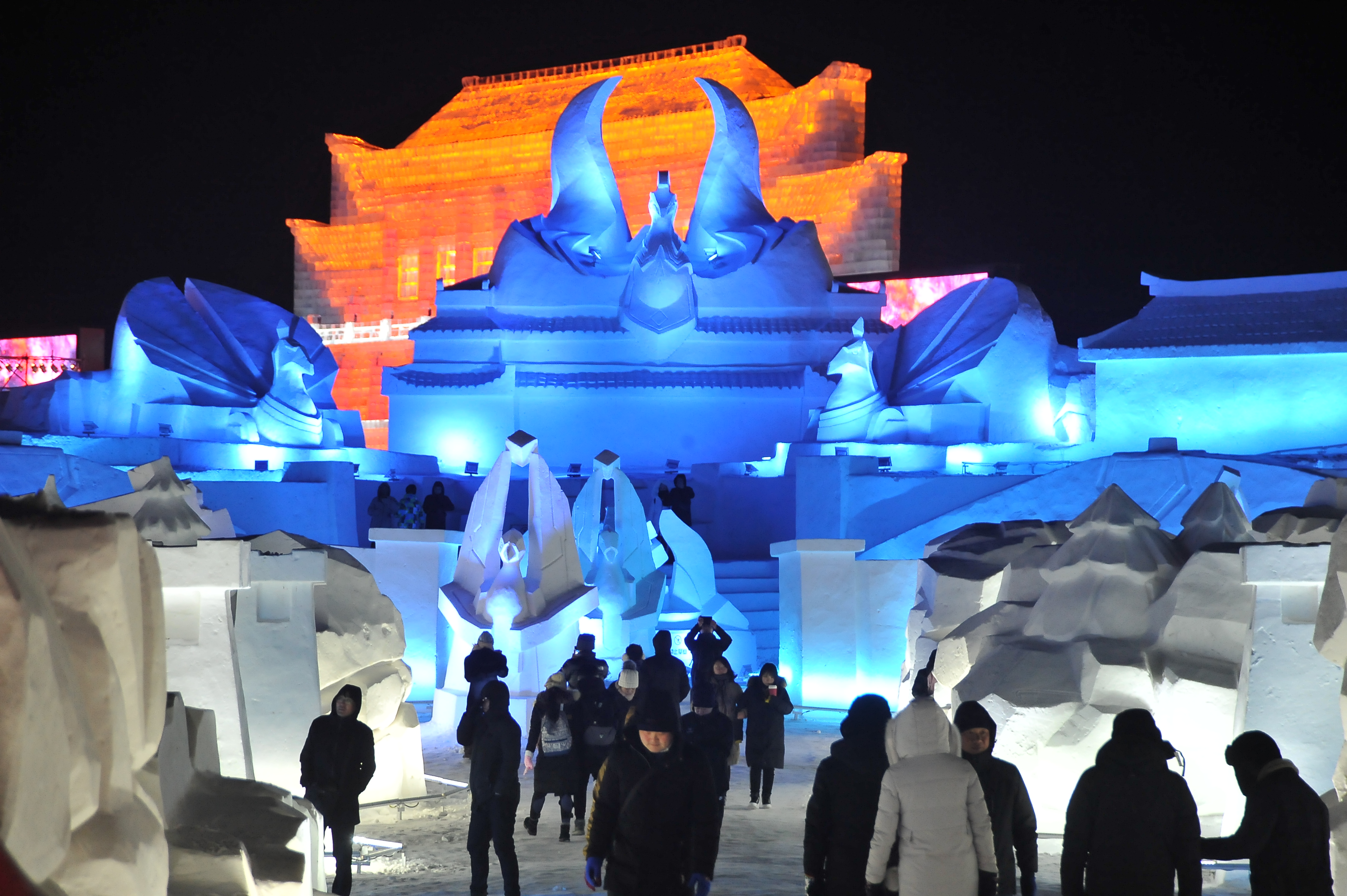 A Tencent Games egyik legnépszerűbb játéka, a Kings of Glory arénájának életnagyságú mása jégszobrokból a Harbin városában található Ice and Snow World helyszínén