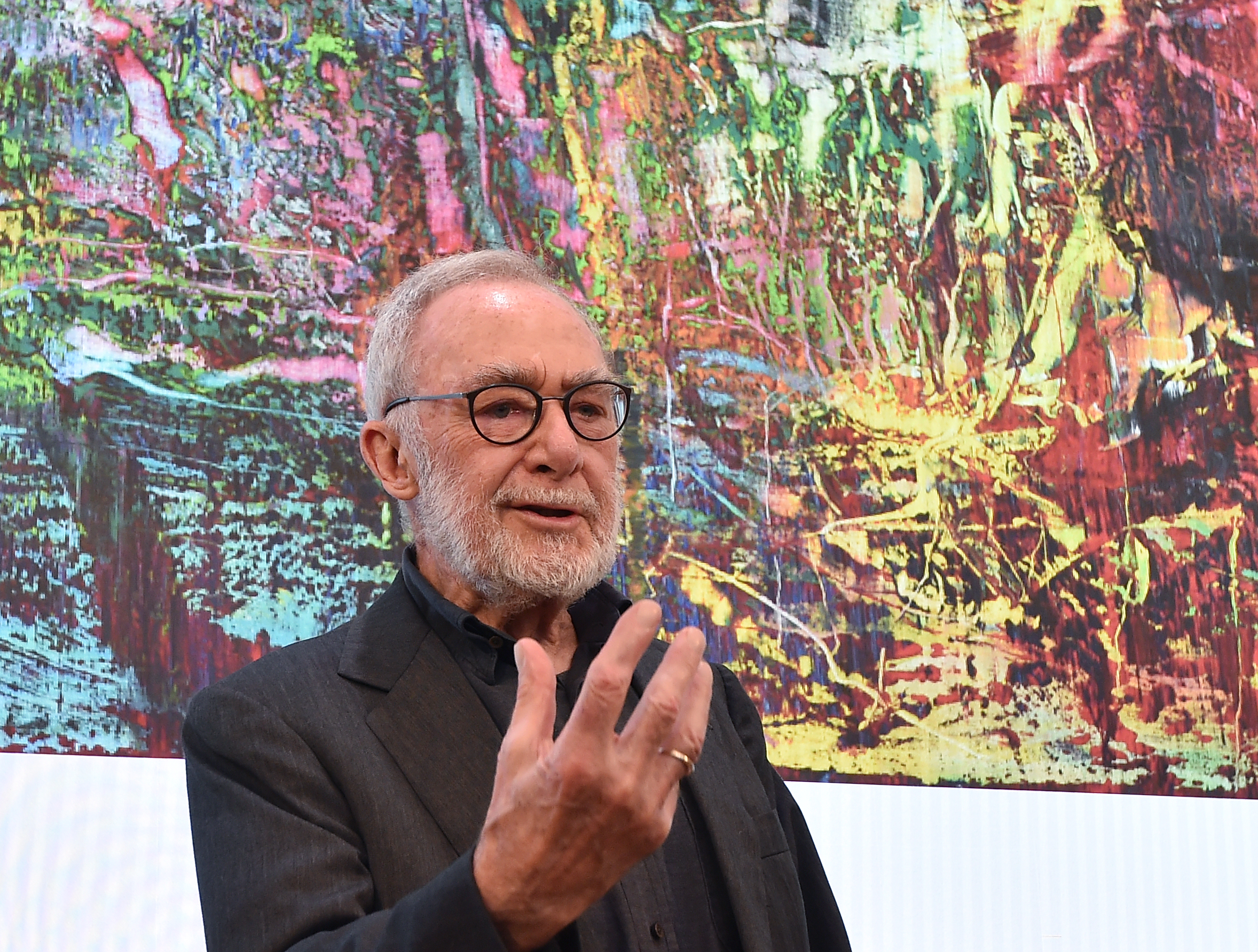 Gerhard Richter a háttérben egyik művével 2018. június 28-án, Potsdamban.