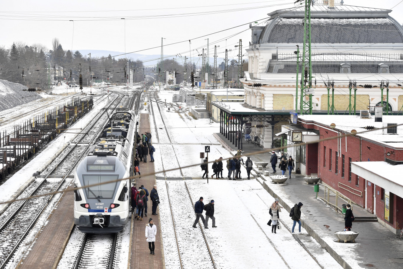 Tömegesen költözünk a városok mellé, ahol aztán gyakran se zöldet, se az autós közlekedés alternatíváját nem találjuk