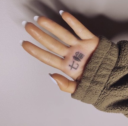 Kijavították Ariana Grande elrontott japán tetoválását