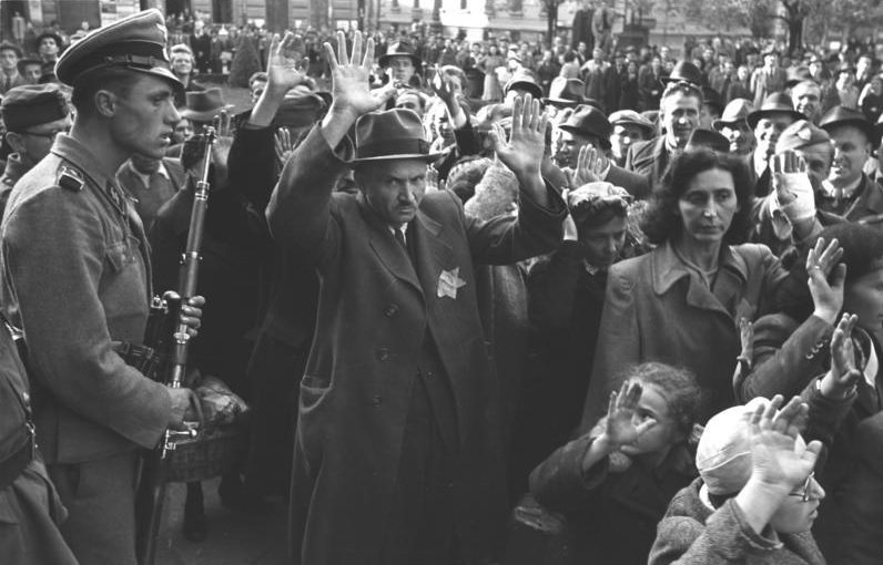 Magyar és német katonák zsidókat tartóztatnak le Budapesten 1944 októberében.