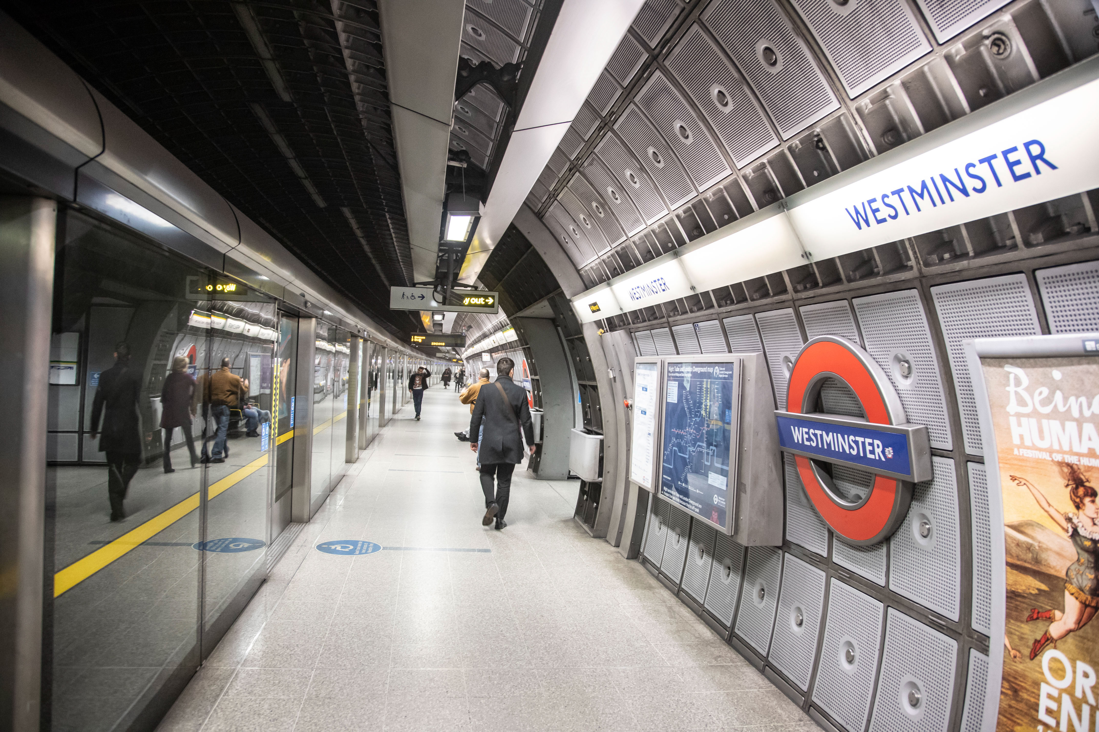Kétezer fontos büntetést kapott a férfi, aki egy nő szoknyája alá fényképezett a londoni metrón