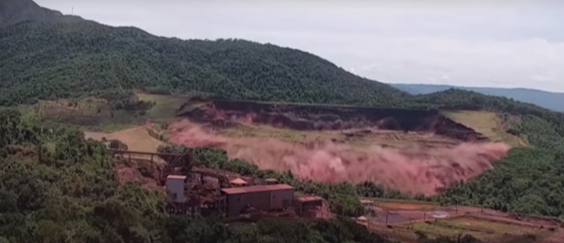 Videón a pillanat, amikor átszakadt a brazil gát és elszabadult az iszaptenger