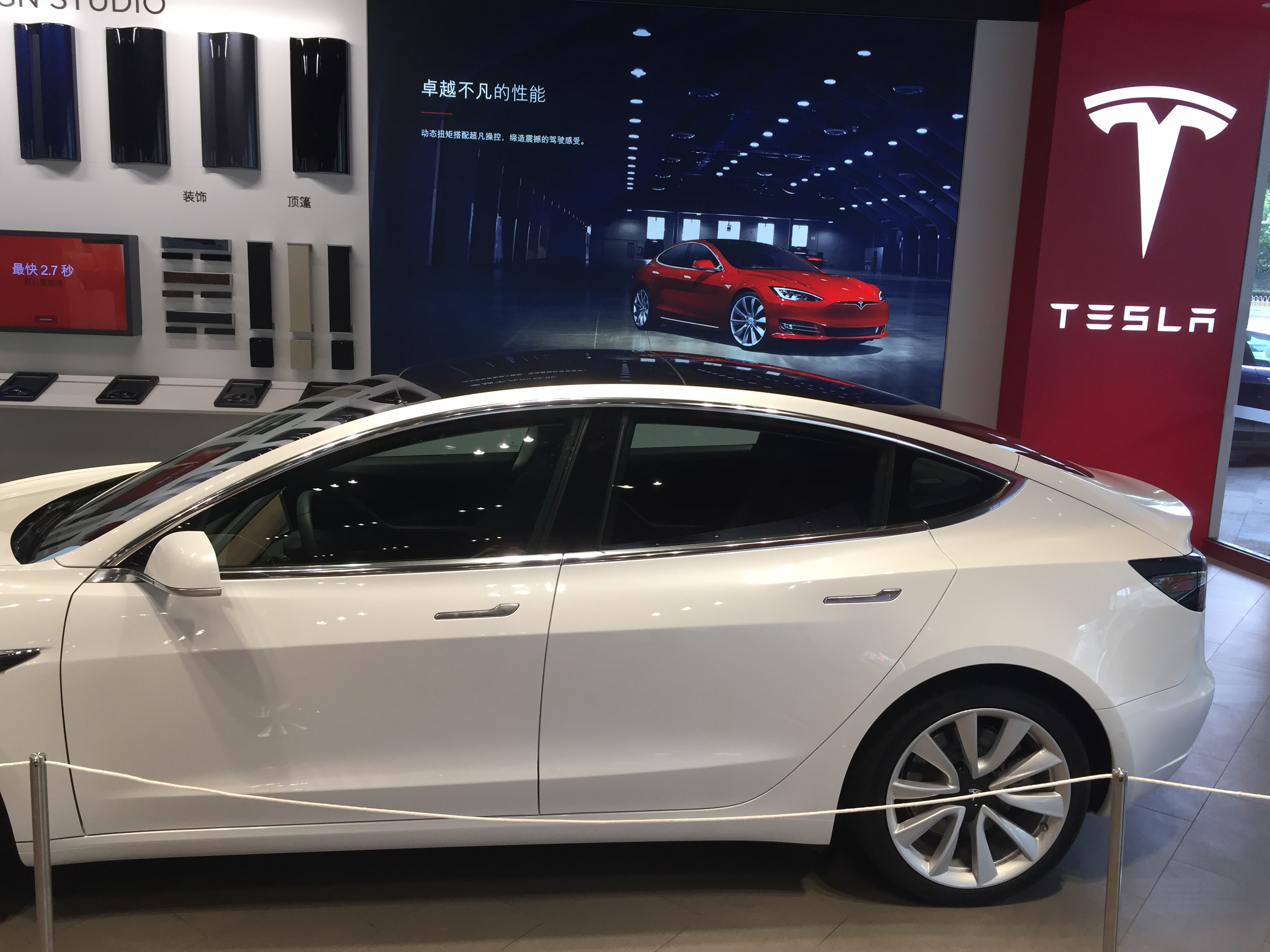 Befagy a Tesla új luxusmodelljeinek kilincse a nagy hidegben