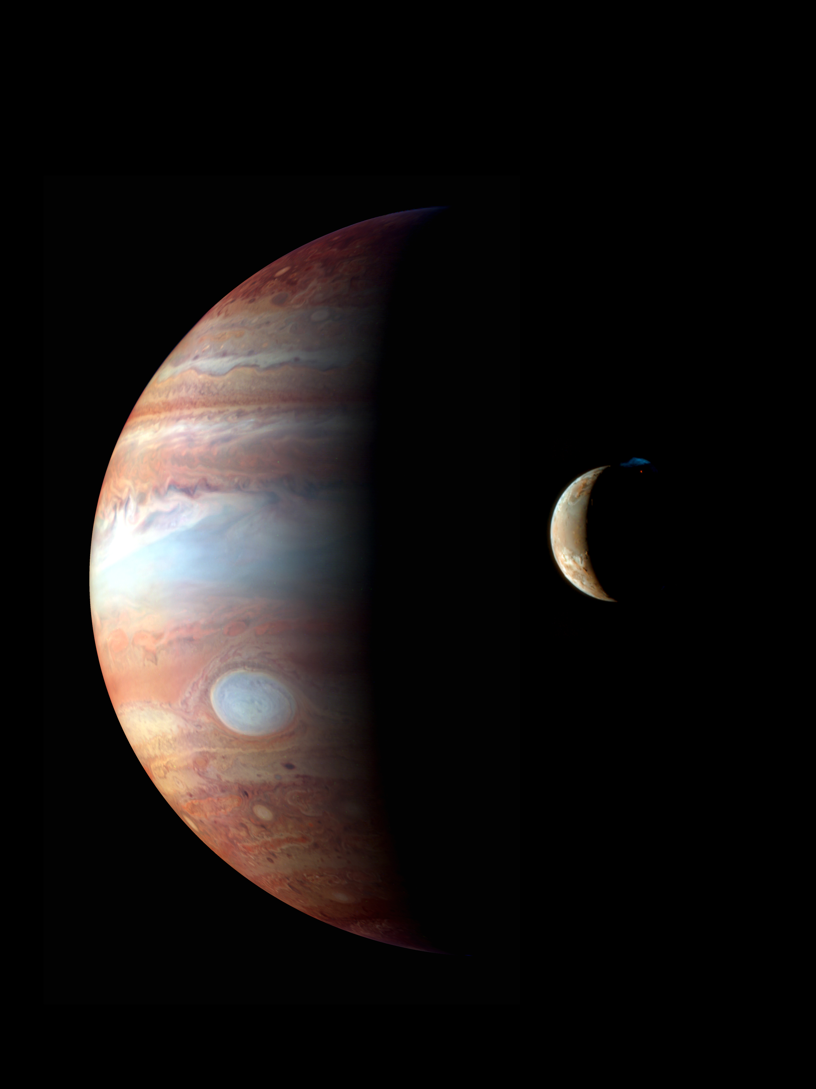 A New Horizons űrszonda felvételeiből készített montázson a Jupiter és az Io hold látható. A Jupiterről közeli-infravörös tartományban készült felvétel feltárja a felhőzet részleteit, az Io holdról készült valós színes képen pedig egy vulkánkitörés figyelhető meg. Forrás: NASA/JHUAPL/SWRI