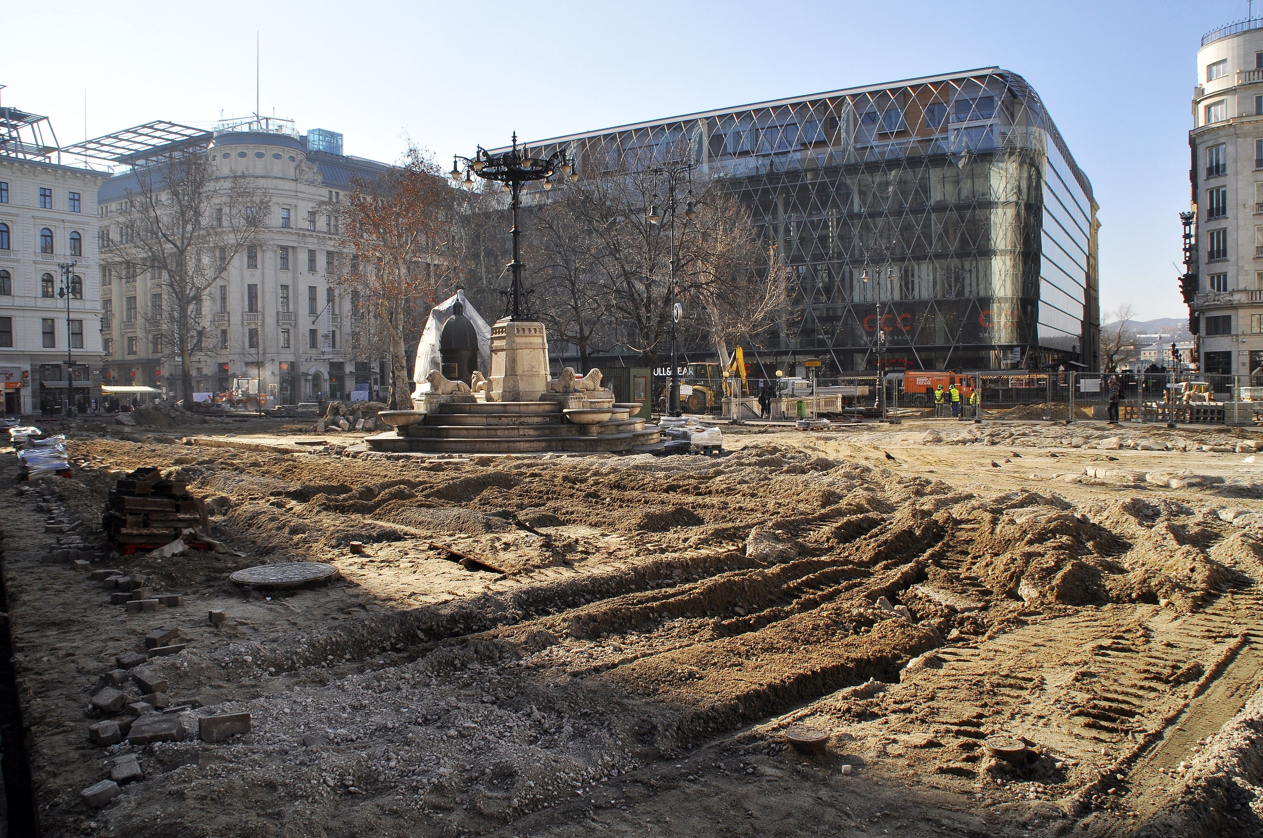 A felújítás alatt álló budapesti Vörösmarty tér február 6-án.