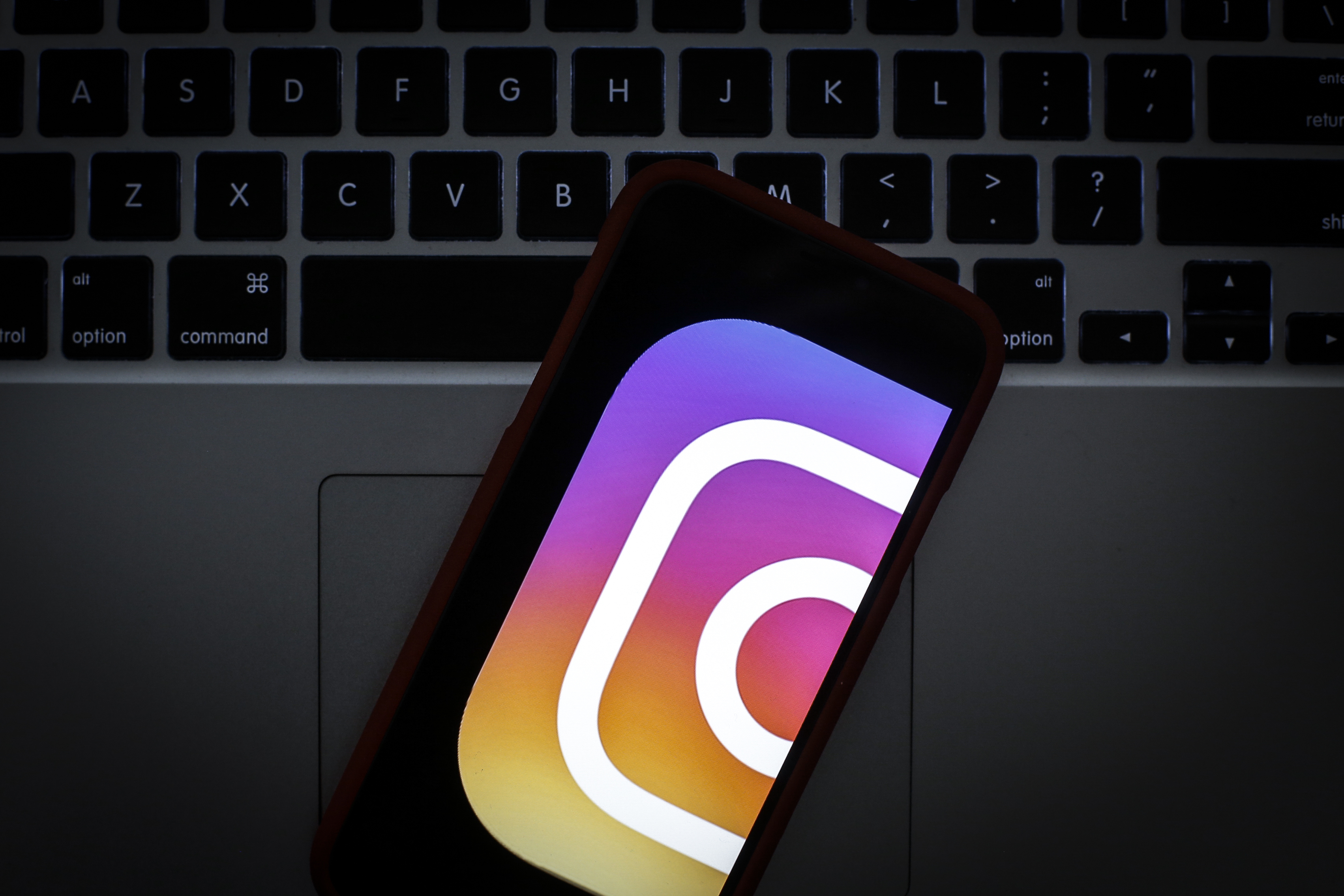 Az Instagram törölni fogja azokat a képeket, amiken valaki kárt tesz magában