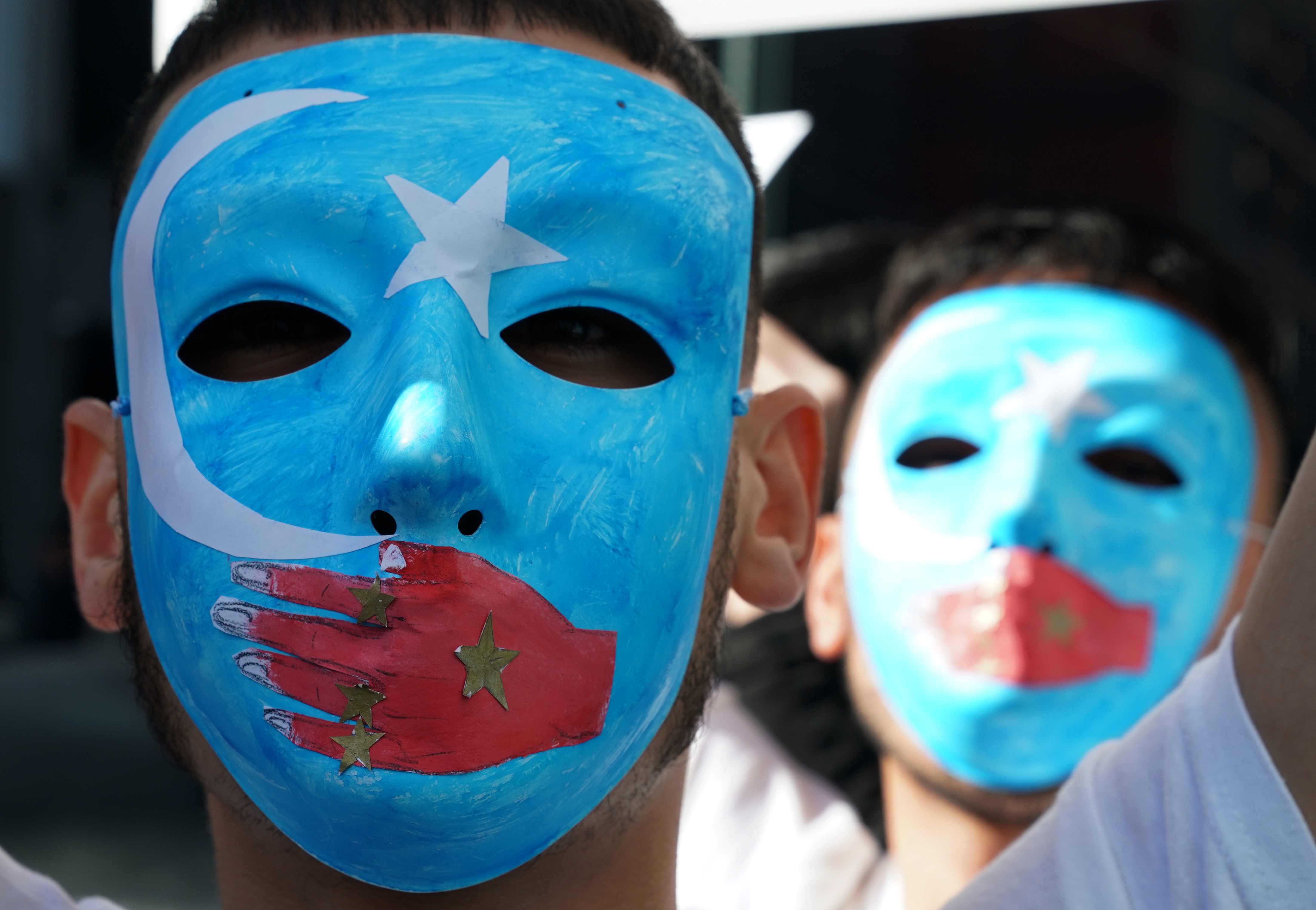 Ujgur demonstrálók az Egyesült Államok ENSZ-nagykövetsége előtt az amerikai külügy fellépését kérik Kínában üldözött társaik érdekében 2019. február 5-én.