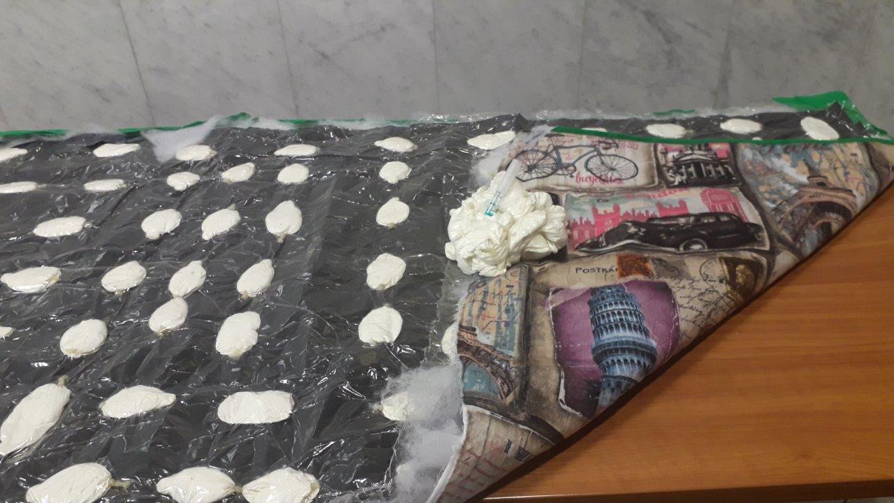 Háromszáz óvszerbe csomagolva hozott kokaint Magyarországra egy brazil nő