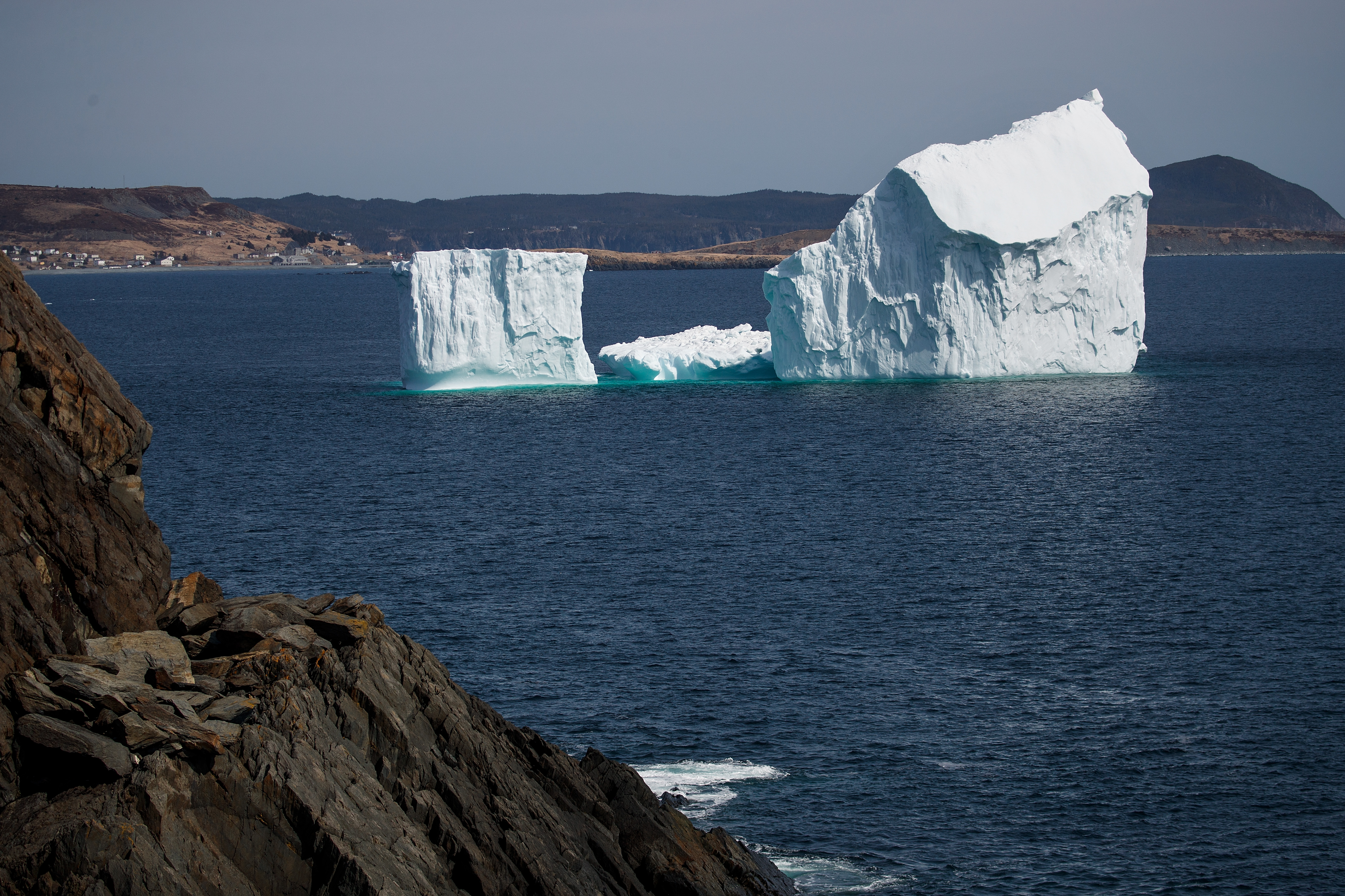 Iceberg extreme. Айсберги в Атлантическом океане. Ледники Атлантического океана. Аллея айсбергов в Атлантическом океане. Ньюфаундленд Айсберг.