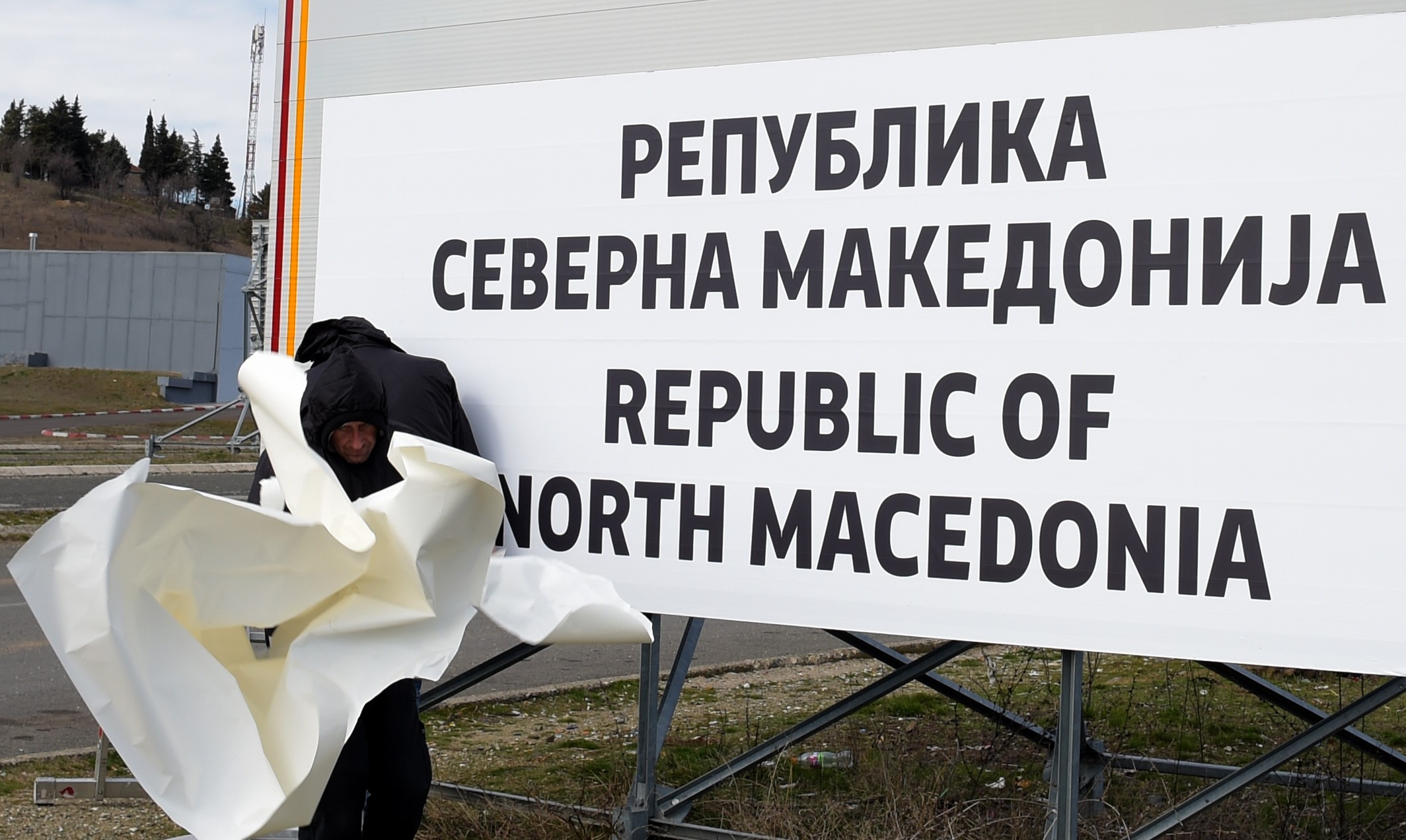 Lecserélték a feliratot a határon, egy hét alatt megszületett Észak-Macedónia