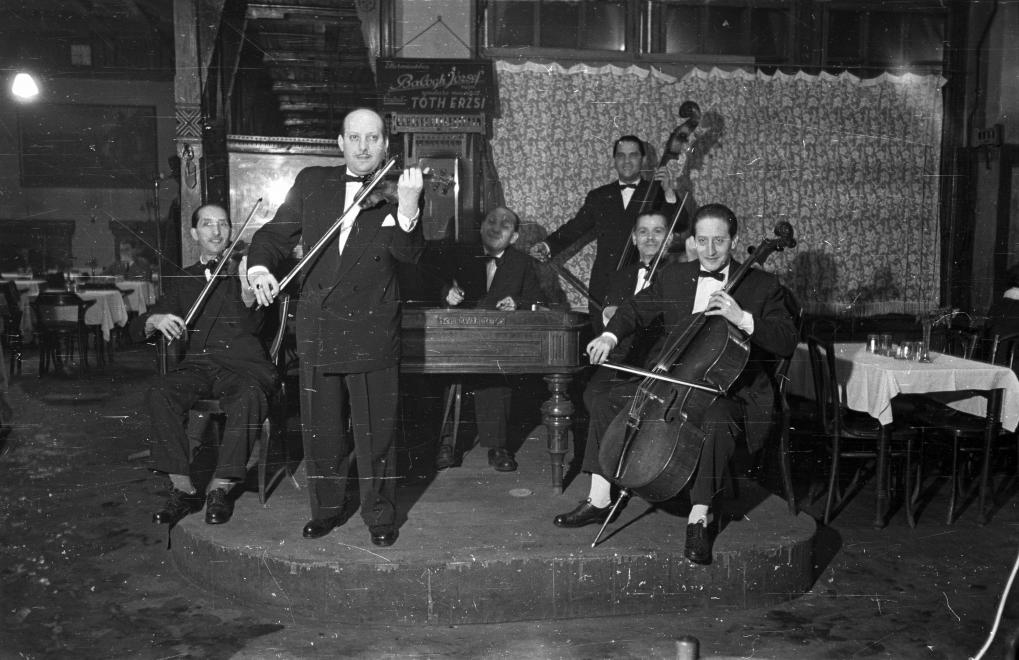 Balogh József és népi zenekara a Rákóczi úti Szabadság szálló Debrecen éttermében 1954-ben