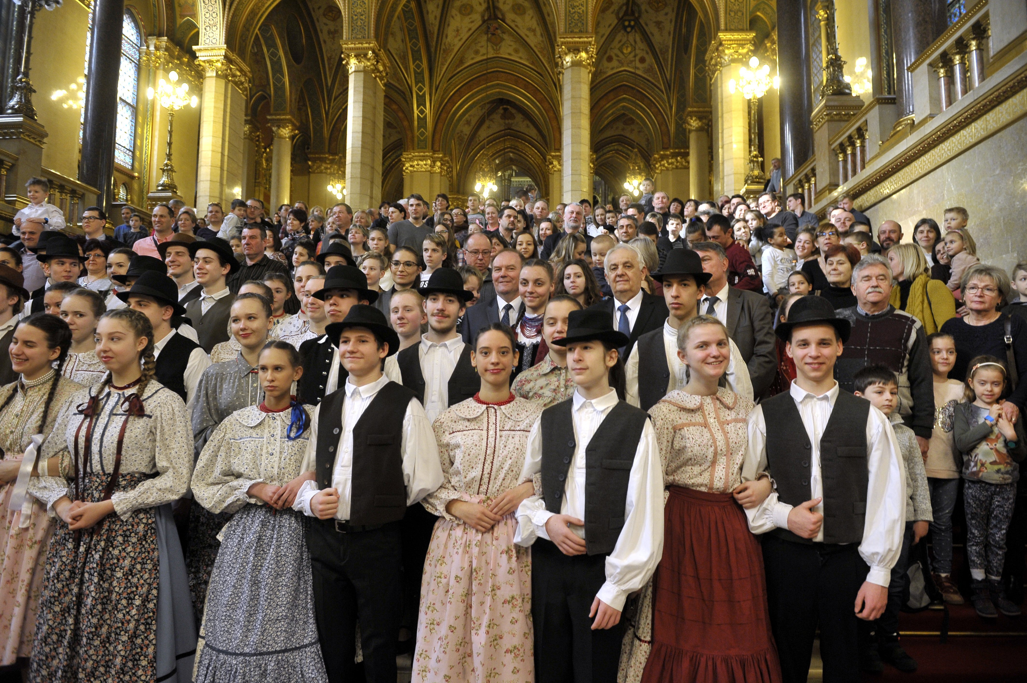 A Kárpát-medencei Családszervezetek Szövetségének családi napjának résztvevői az Országházban 2019. február 16-án.