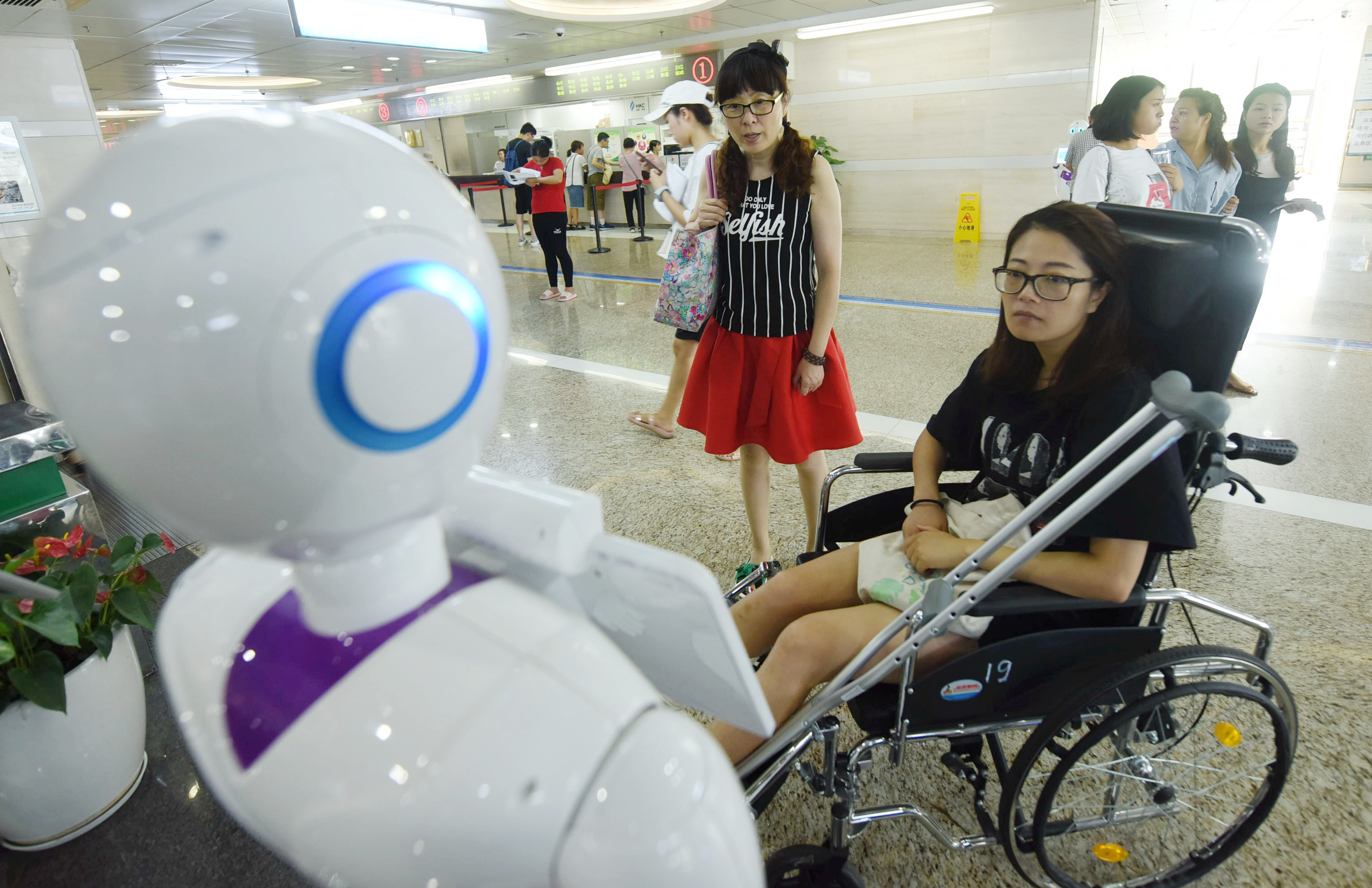 A Xiaoyi nevű robot útba igazítja a pácienseket egy kínai kórházban