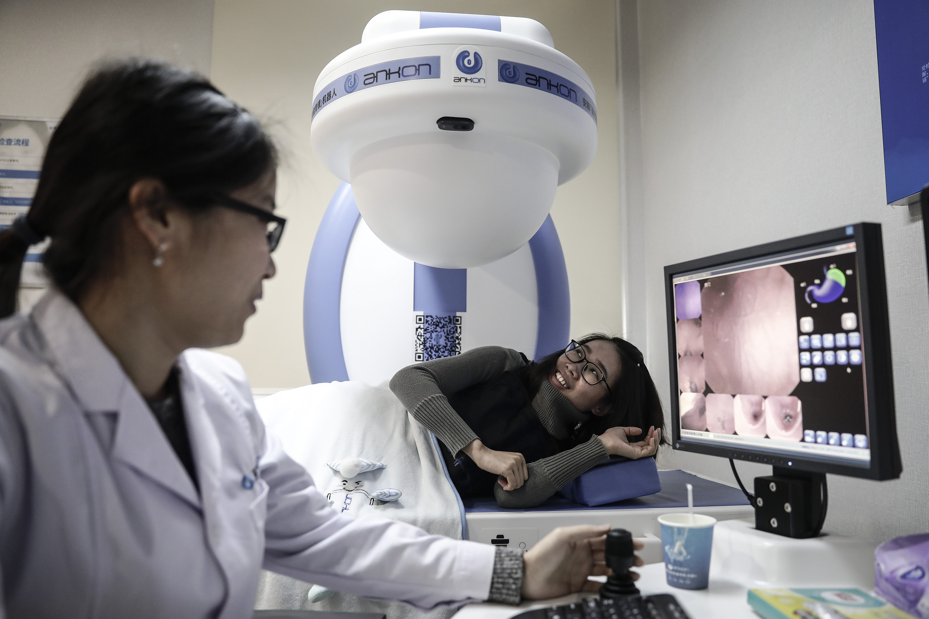 Kapszula méretű, lenyelhető robot képe a gyomor belsejéről egy kínai kórházban
