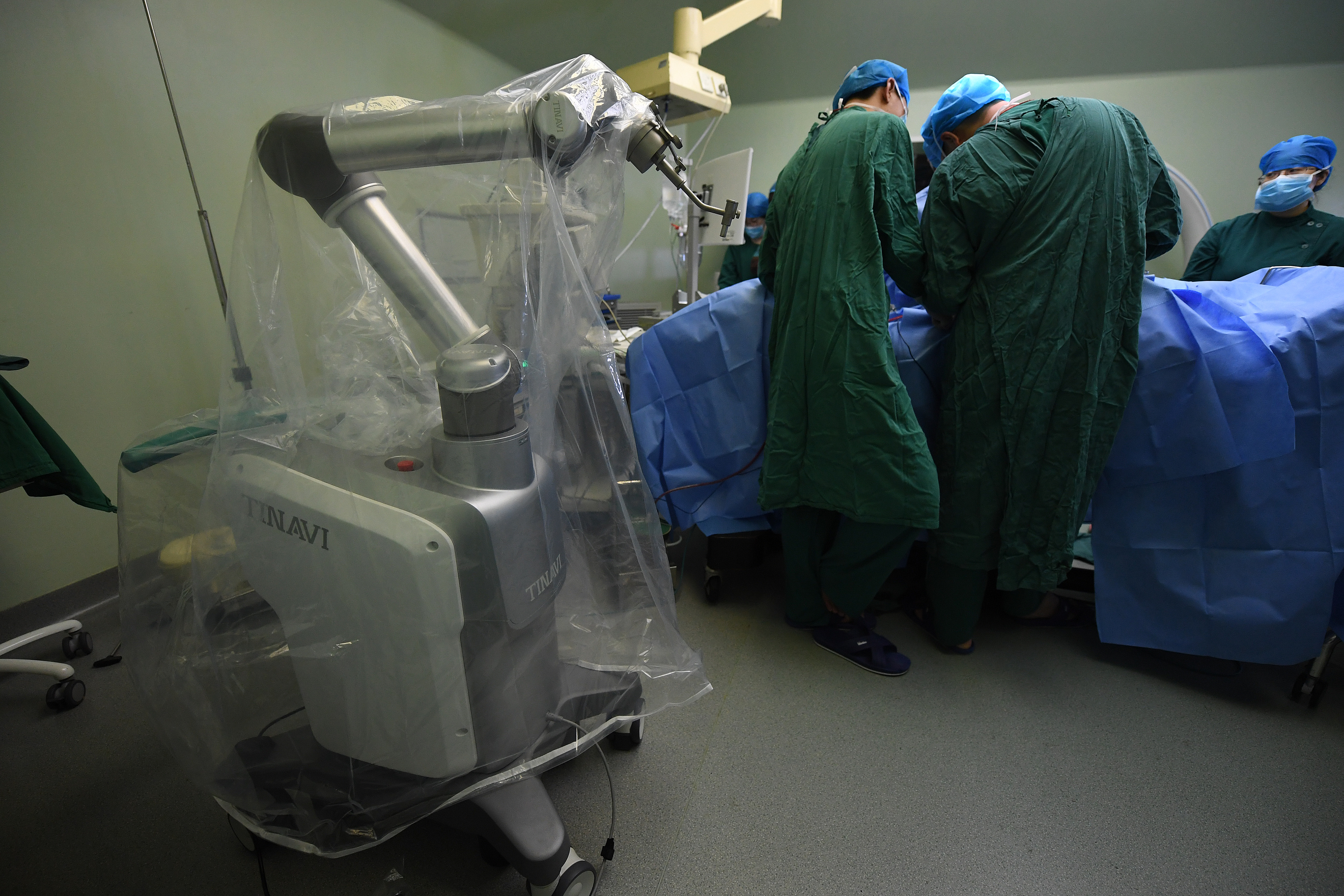 Műtétet végző robot egy tiencsini kórházban, 2018. január 3-án. Ez volt az első robotműtét Kínában.