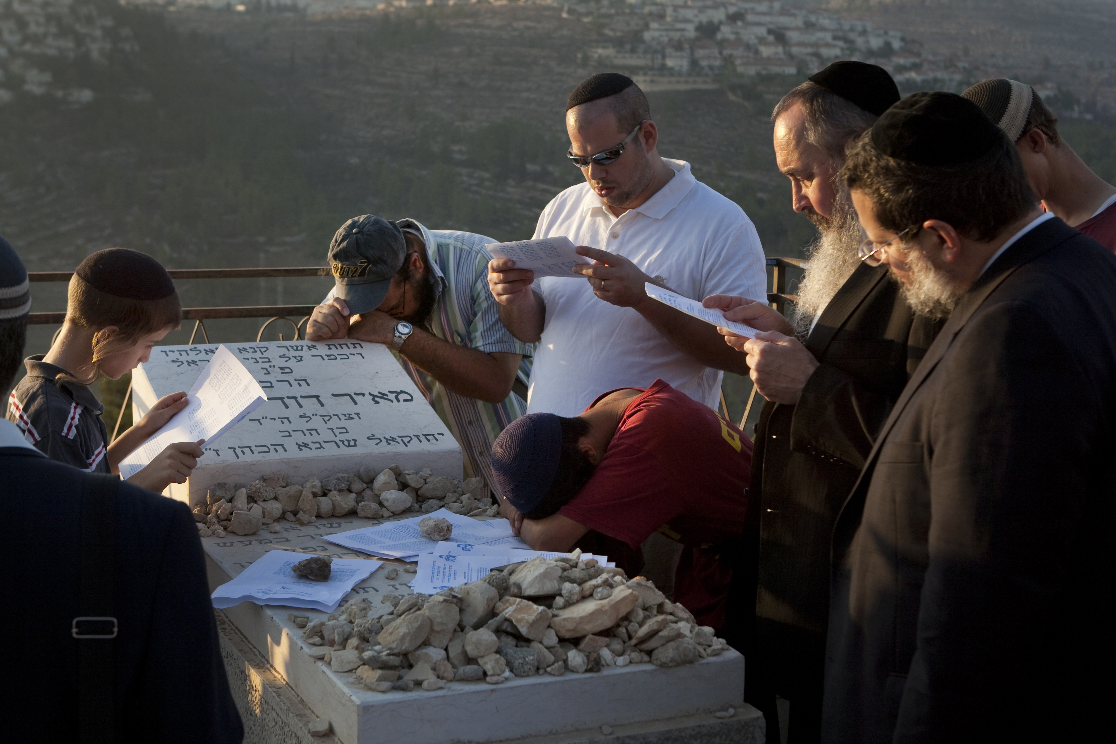 Meir Kahane követői imádkoznak a meggyilkolt rabbi sírjánál Jeruzsálemben 2010. október 26-án.