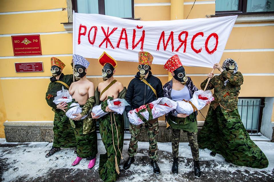 Pólyába öltöztetett véres húsdarabokkal tüntetett a Femen a hadkötelezettség ellen