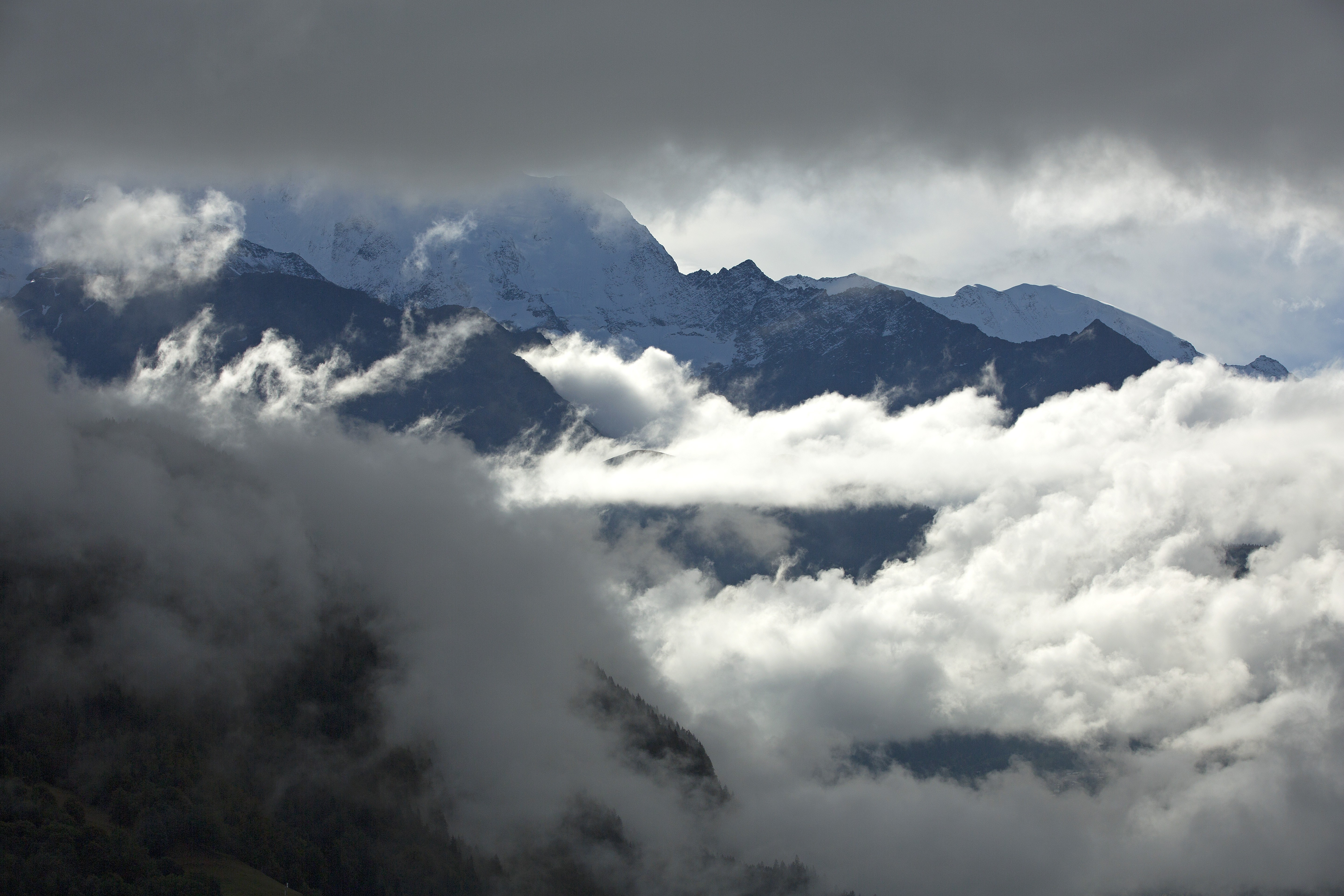 Gomolyos rétegfelhők a Mont Blanc csúcsai között