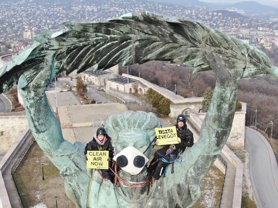Szűrőmaszkot húztak a Szabadság-szoborra a légszennyezettség miatt tiltakozó aktivisták