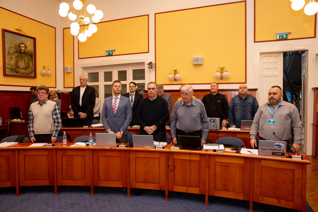 Megakadályozta a Fidesz-KDNP képviselőcsoportja az ápolók és a bölcsődei dolgozók béremelését a XV. kerületben
