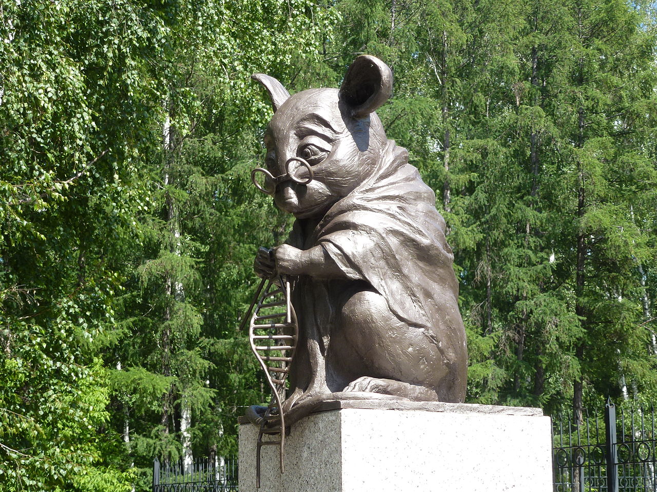 A genetikai kutatásokban felhasznált kísérleti egerek tiszteletére állított szobor az Orosz Tudományos Akadémia egyik épülete előtt Novoszibirszkben