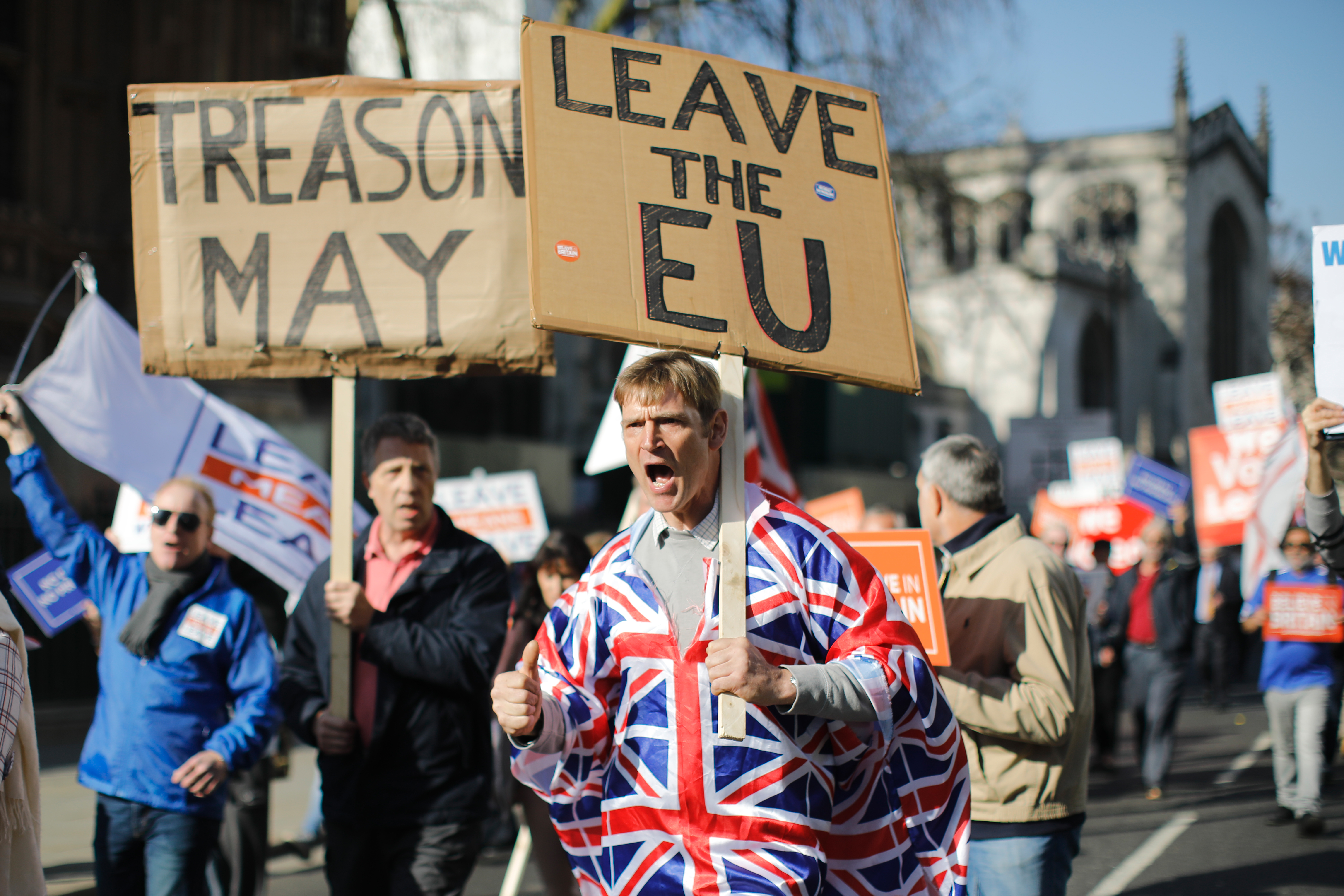 Csalódott Brexit-támogatók tüntetnek a londoni Parlamentnél február 27-én