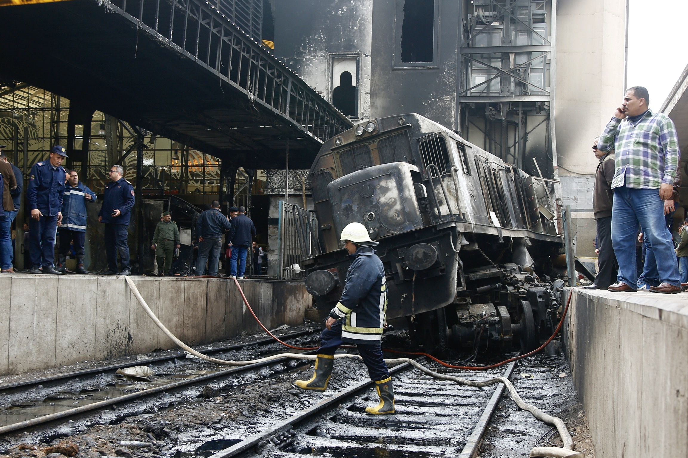 Kigyulladt a szerelvény, és meghalt 25 ember, miután menet közben összeverekedett két mozdonyvezető Kairóban