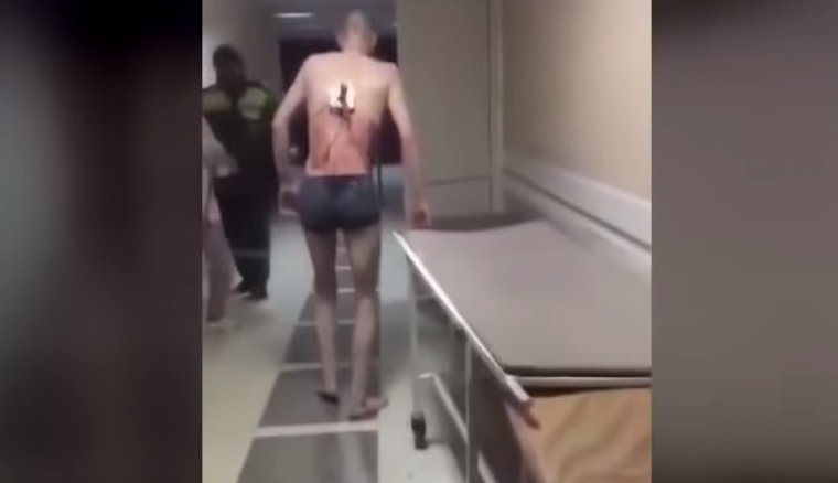 Egy részeg orosz férfi alsónadrágban, késsel a hátában ment ki a kórházból cigizni