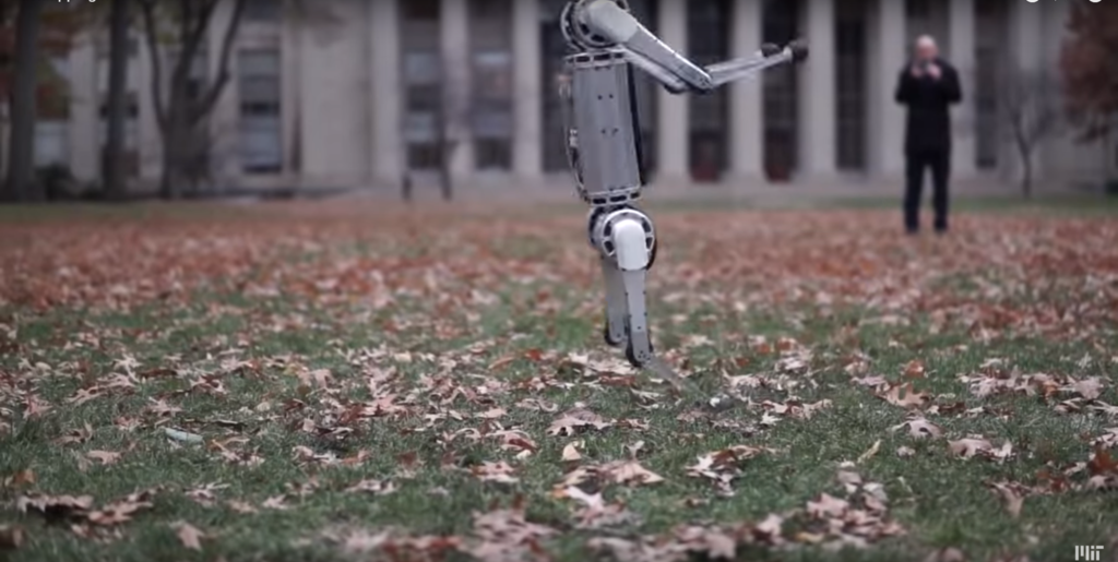 Új tanszék nyílt az MIT-n, a nyitóbulin még a robotok is szaltóztak