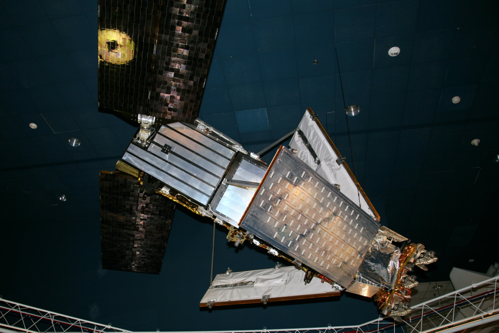 A prototípus az amerikai National Air and Space Museumban. Balra a két napelem, jobbra a három antennalap.