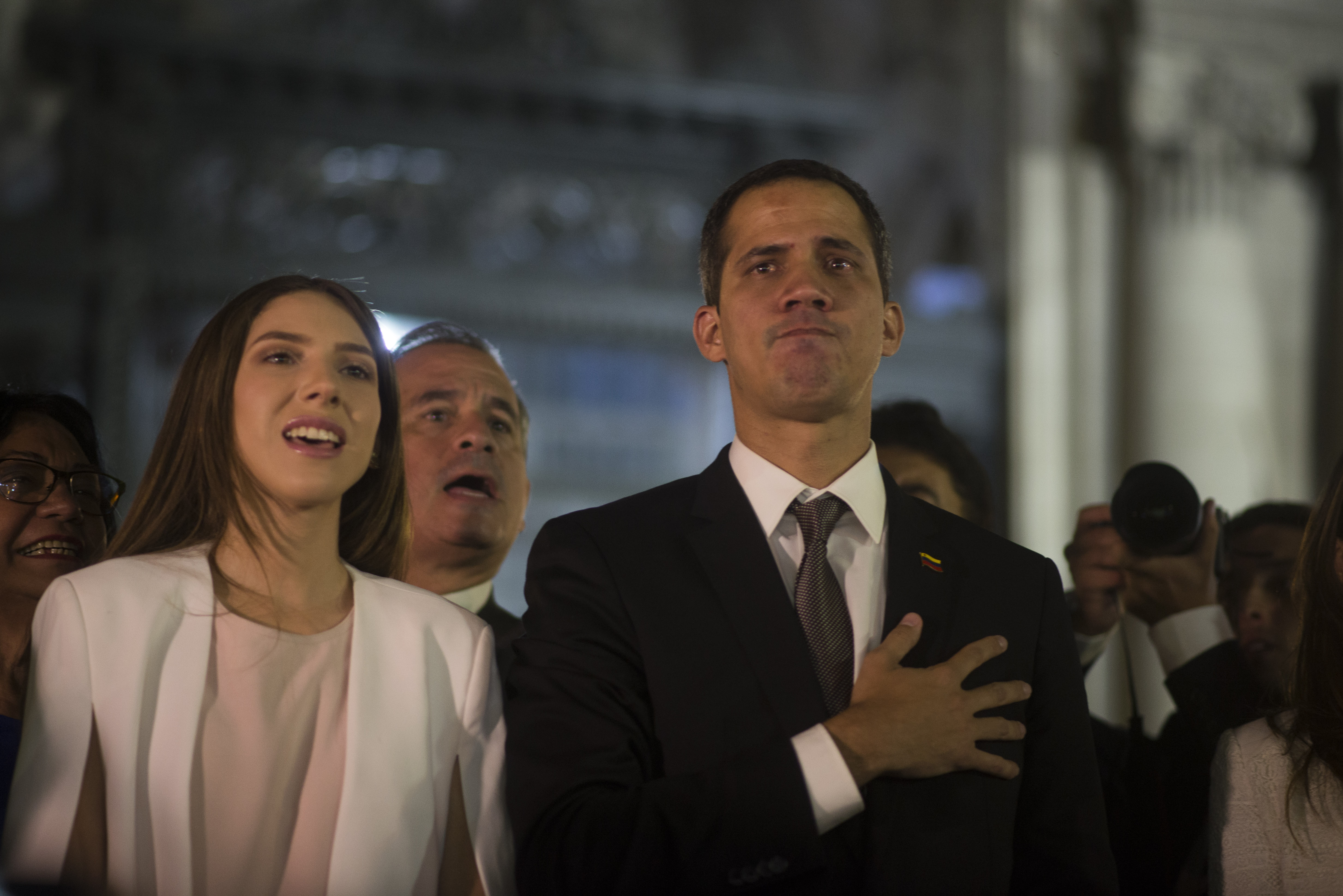 Juan Guaidó és felesége dél-amerikai körútra indult, hogy támogatókat gyűjtsön Maduro ellen. Ezen a március 1-i képen éppen Buenos Airesben énekli országa nemzeti himnuszát.