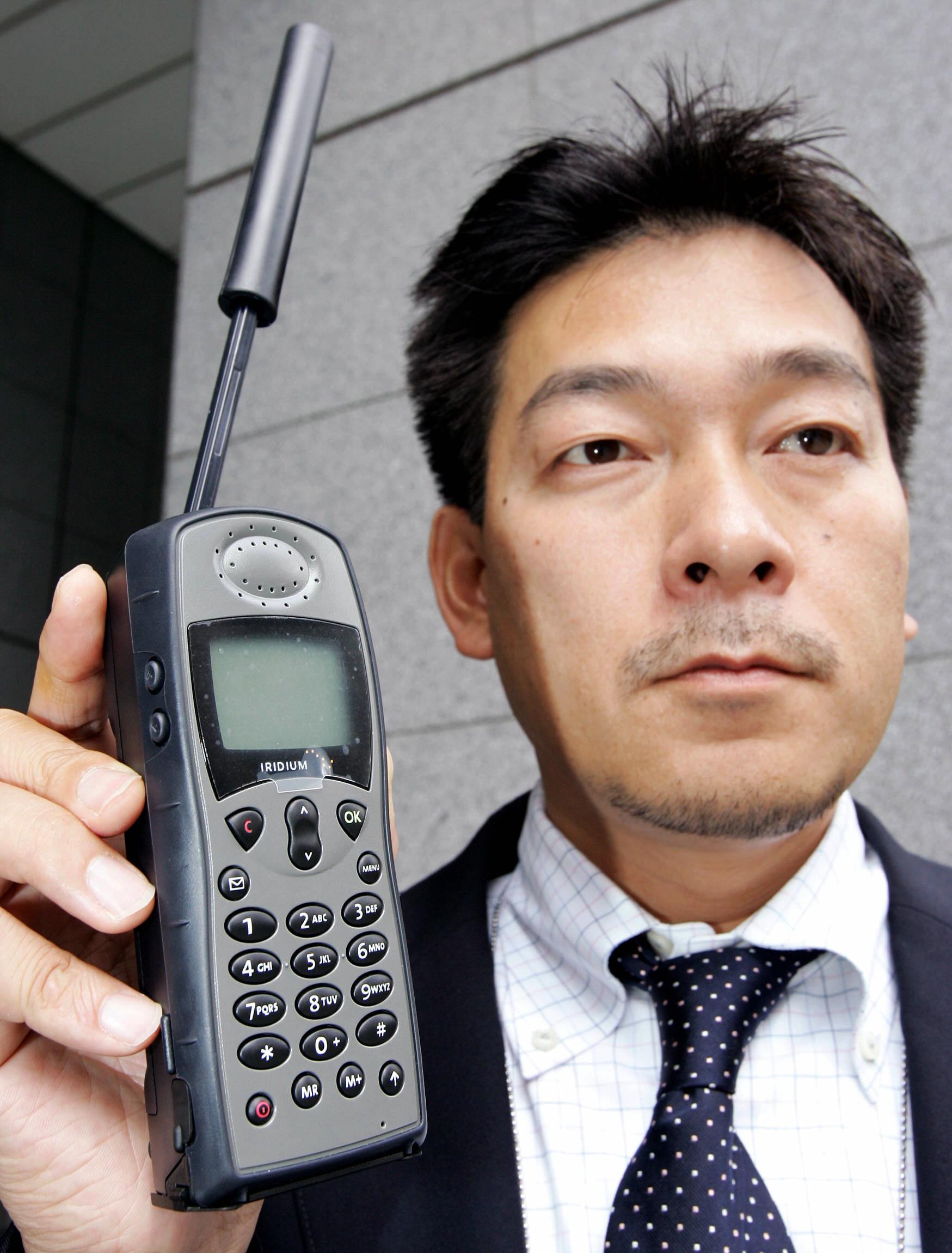 Iridium hálózaton működő mobiltelefon Japánból, 2005-ből. Nem váltotta meg a világot