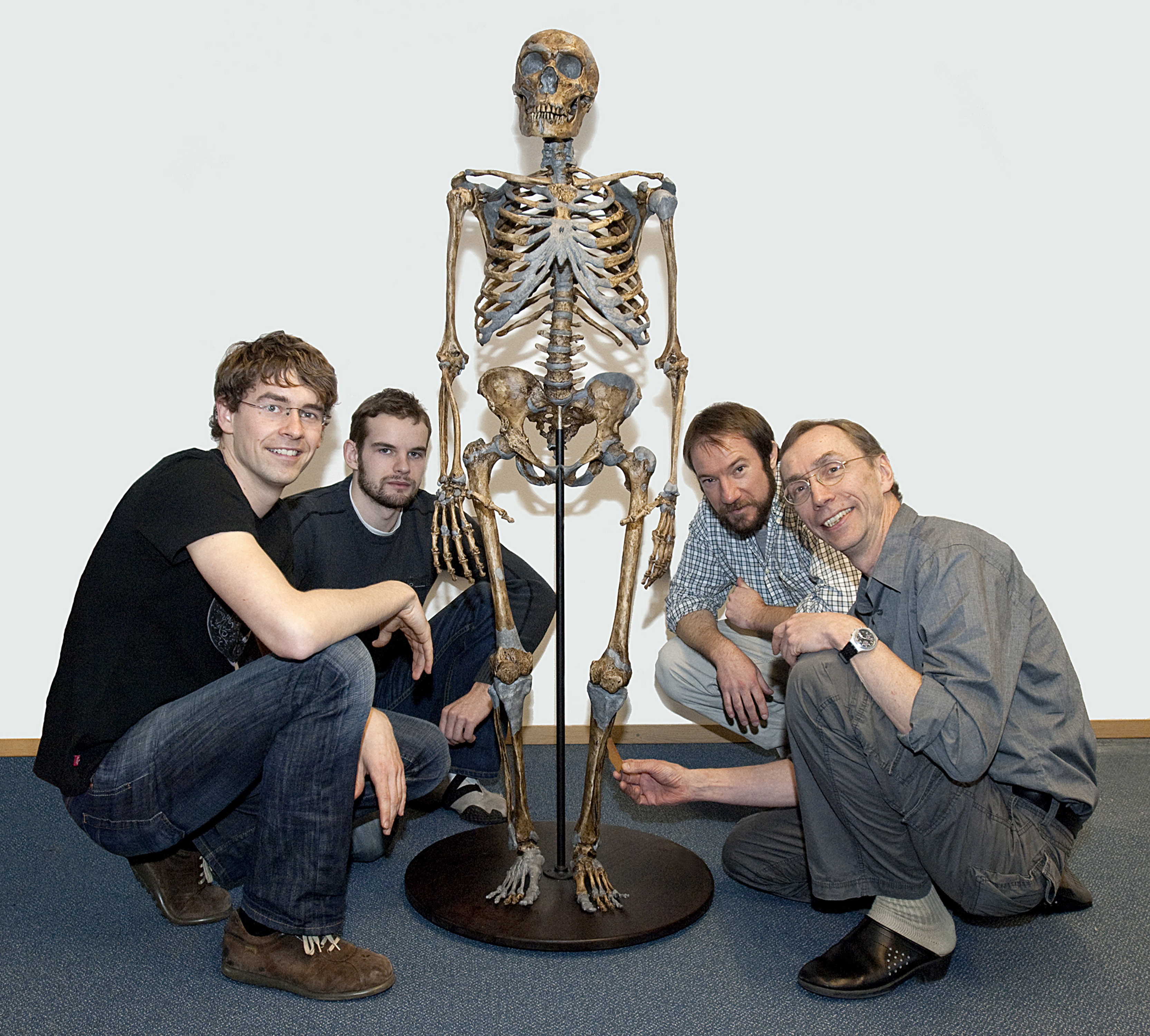 A jobb szélen Svante Pääbo, a neandervölgyi csontváza körül kutatócsoportjának tagjai 2010-ben