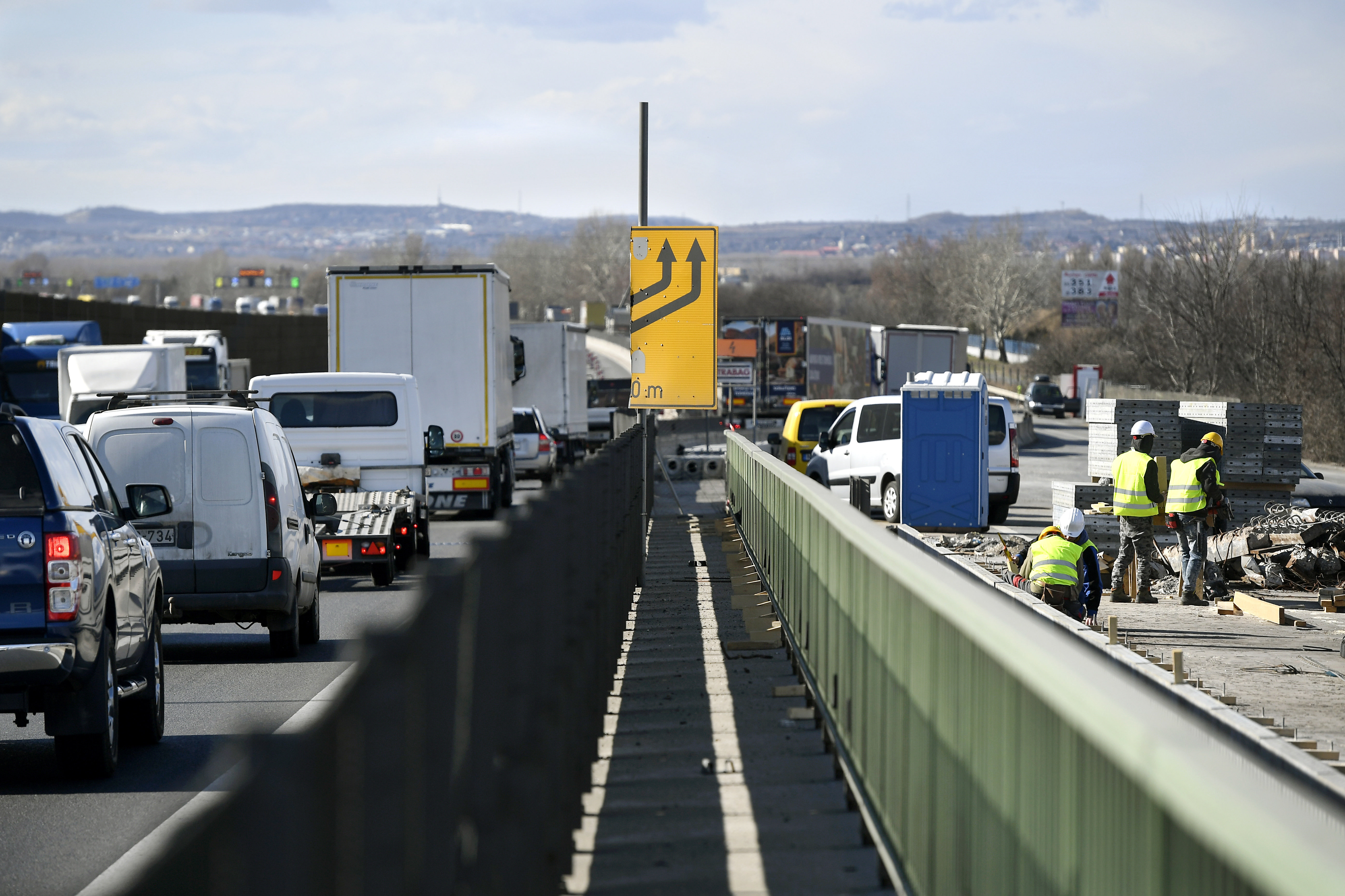 Munkások az M0-s autóút átépítés alatt álló szakaszán, a csepeli hídon 2019. március 5-én.