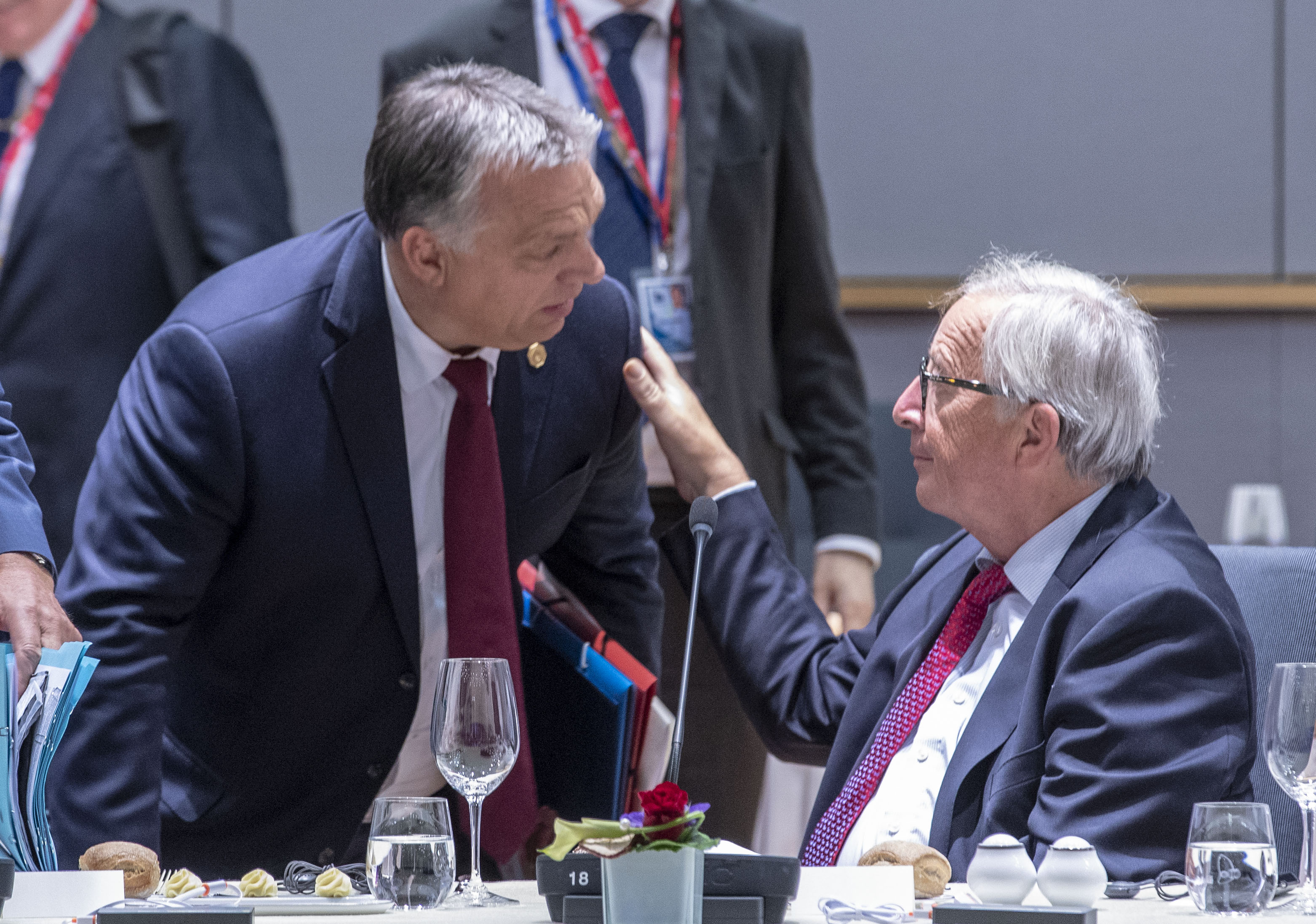 Weber azért jön Orbánhoz, hogy inkább elsimítsa a vitát, és ne legyen kizárás