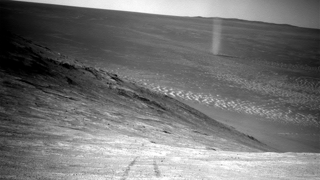 Az Opportunity által 2016. márciusában lencsevégre kapott porördög az Endeavour-kráterben.
