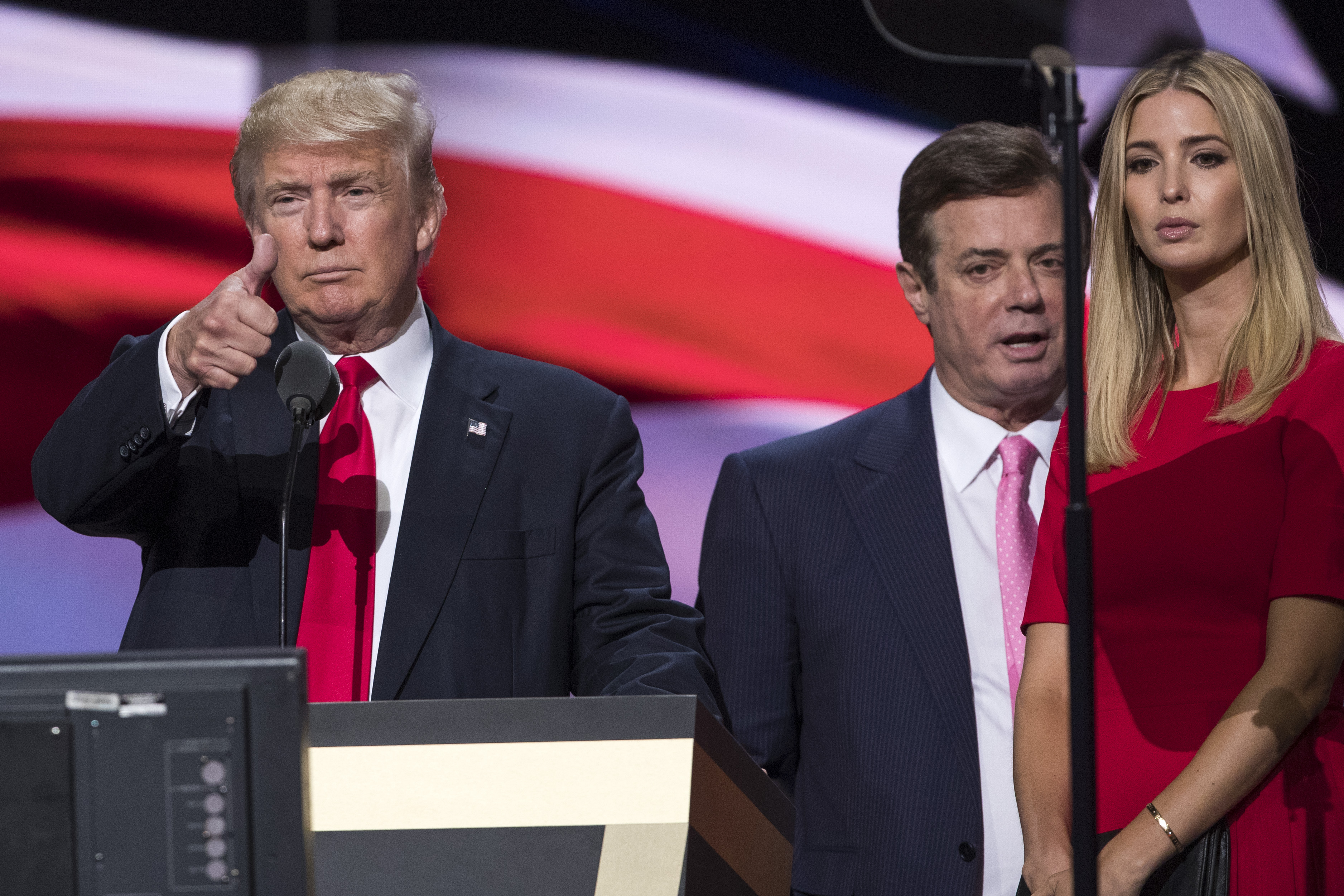 Paul Manafort Donald Trump és Ivanka Trump mögött