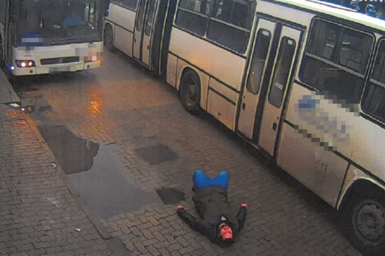 Nem találja a rendőrség a férfit, akinek áthajtott a lábán egy kecskeméti busz, miután összeveszett a sofőrrel