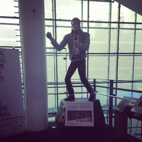 A manchesteri focimúzeumból elszállították Michael Jackson szobrát