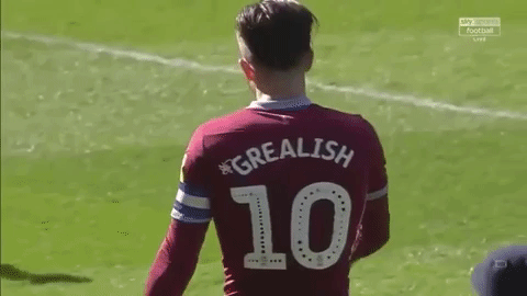 Pályára rohant, és hátulról, izomból nyakon vágta az Aston Villa játékosát egy magáról megfeledkezett „szurkoló” 
